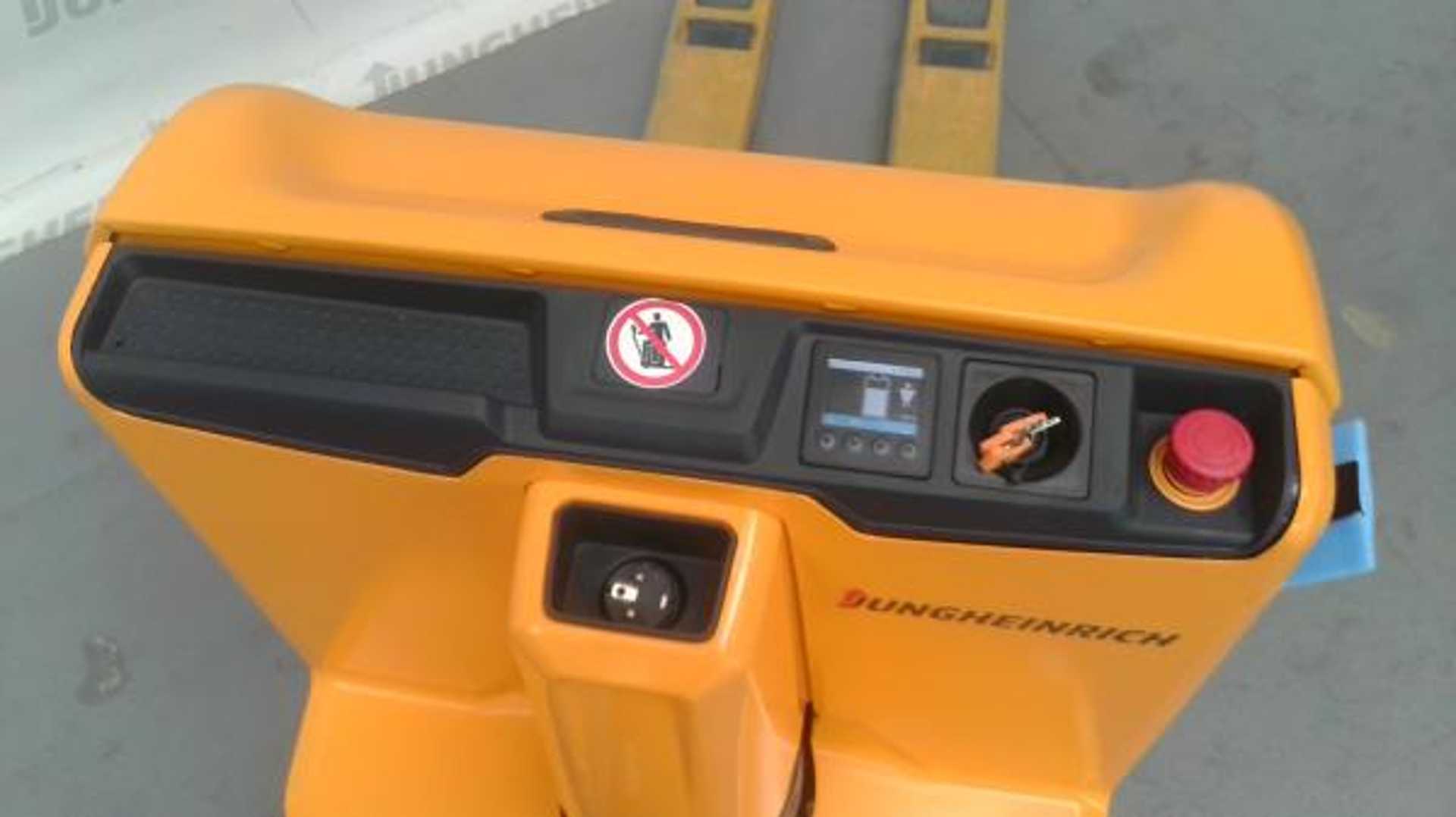 Used Forklift Jungheinrich EJE 114 115 53K Pro Trac Žemo kėlimo krautuvas su grąžulu (Image 3) Used Forklift Jungheinrich EJE 114 115 53K Pro Trac Žemo kėlimo krautuvas su grąžulu (Image 3)