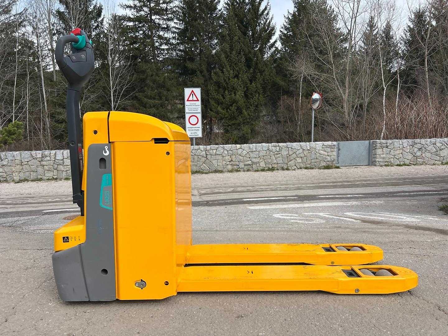 Used Forklift Jungheinrich EJE 230 Žemo kėlimo krautuvas su grąžulu (Image 2) Used Forklift Jungheinrich EJE 230 Žemo kėlimo krautuvas su grąžulu (Image 2)