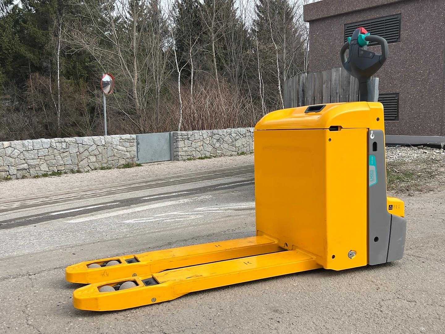 Used Forklift Jungheinrich EJE 230 Žemo kėlimo krautuvas su grąžulu (Image 4) Used Forklift Jungheinrich EJE 230 Žemo kėlimo krautuvas su grąžulu (Image 4)