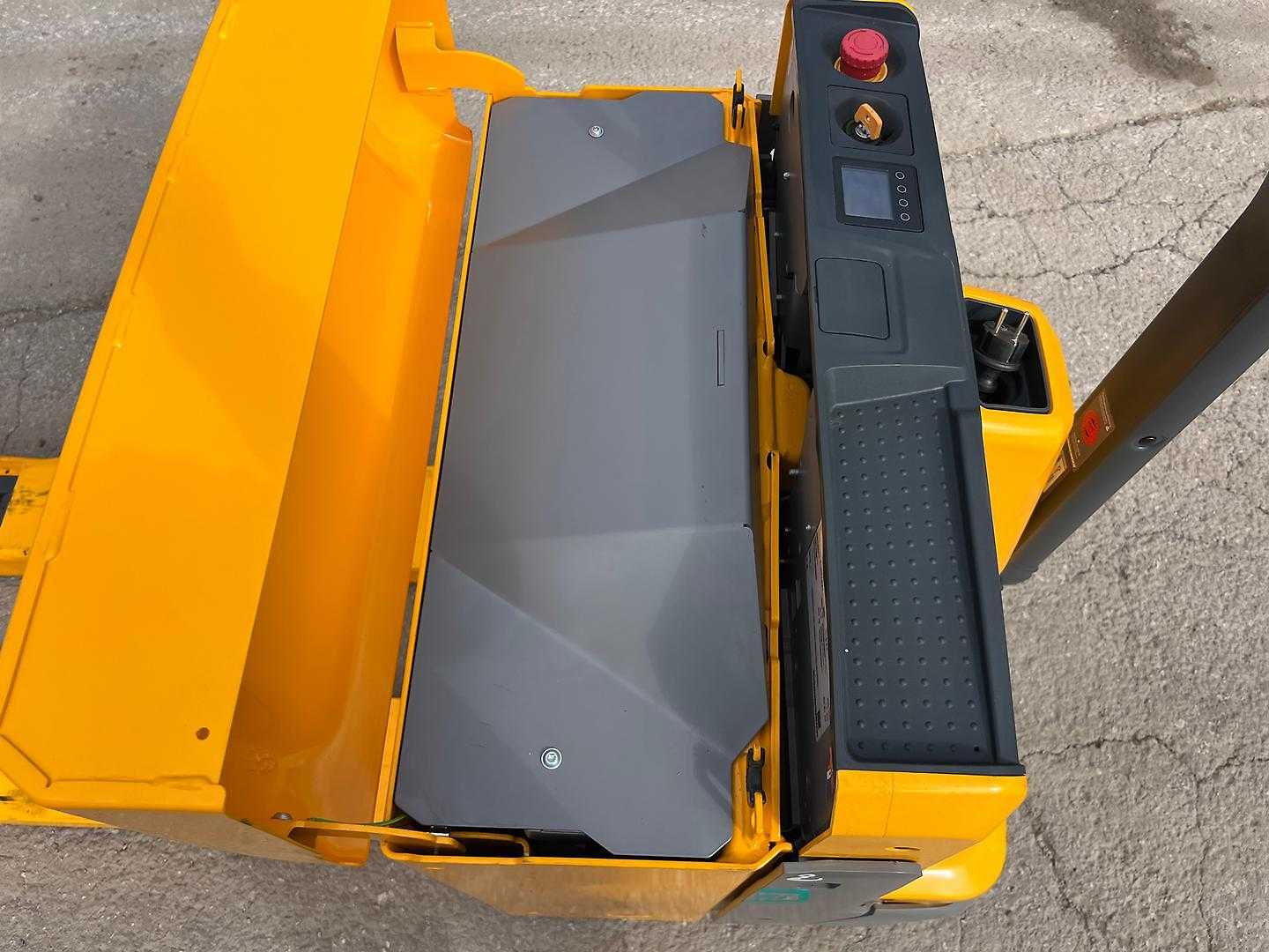Used Forklift Jungheinrich EJE 230 Žemo kėlimo krautuvas su grąžulu (Image 8) Used Forklift Jungheinrich EJE 230 Žemo kėlimo krautuvas su grąžulu (Image 8)
