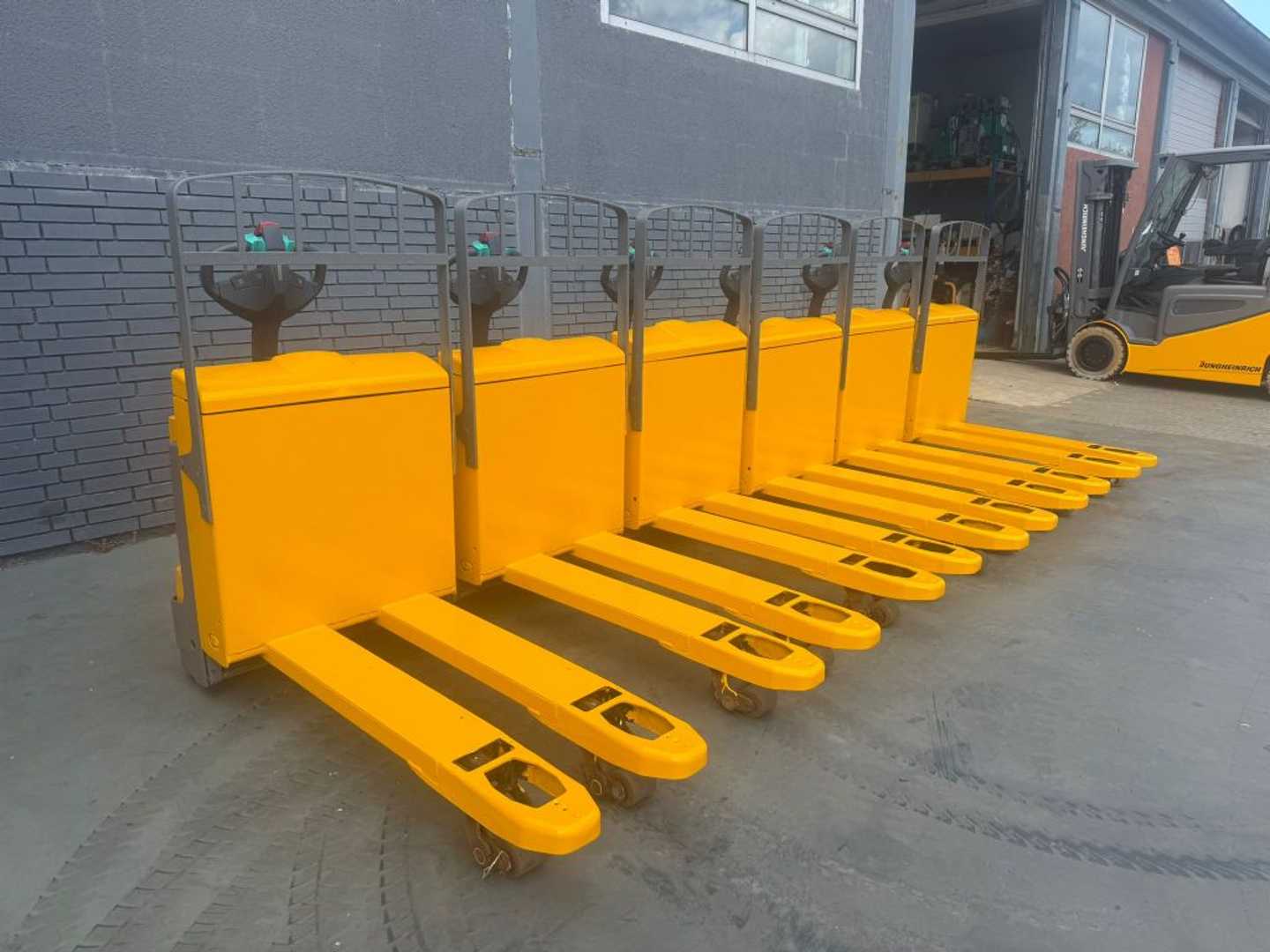 Used Forklift Jungheinrich EJE 116 /Baujahr 2016 Akku BJ 2016 30x vorhanden Žemo kėlimo krautuvas su grąžulu (Image 2) Used Forklift Jungheinrich EJE 116 /Baujahr 2016 Akku BJ 2016 30x vorhanden Žemo kėlimo krautuvas su grąžulu (Image 2)