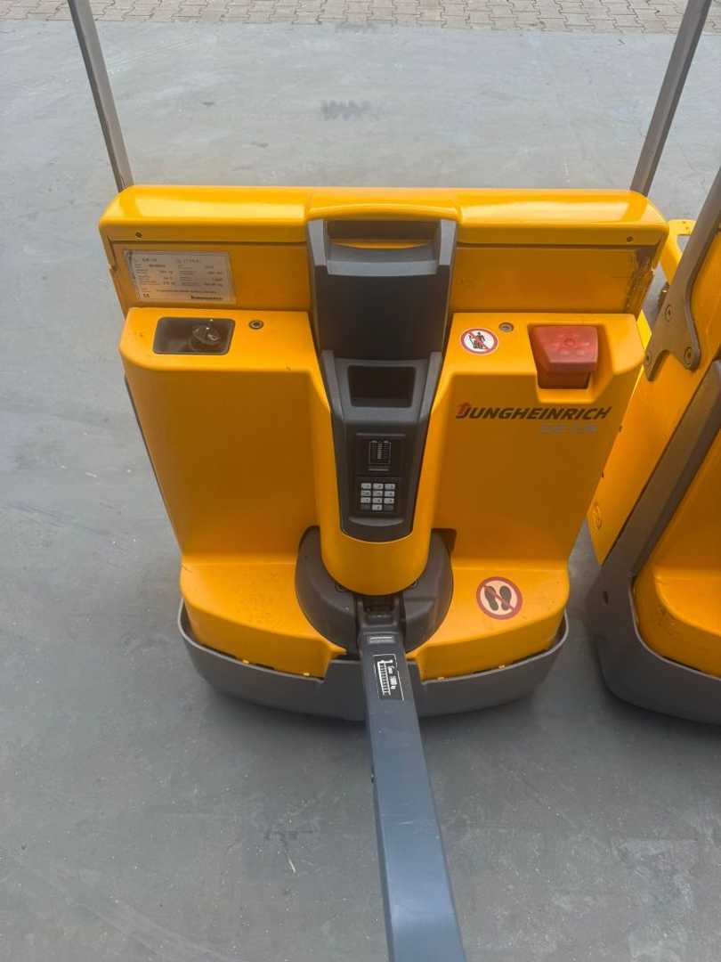 Used Forklift Jungheinrich EJE 116 /Baujahr 2016 Akku BJ 2016 30x vorhanden Žemo kėlimo krautuvas su grąžulu (Image 4) Used Forklift Jungheinrich EJE 116 /Baujahr 2016 Akku BJ 2016 30x vorhanden Žemo kėlimo krautuvas su grąžulu (Image 4)