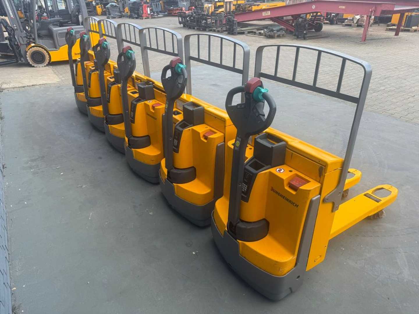 Used Forklift Jungheinrich EJE 116 /Baujahr 2016 Akku BJ 2016 30x vorhanden Žemo kėlimo krautuvas su grąžulu (Image 5) Used Forklift Jungheinrich EJE 116 /Baujahr 2016 Akku BJ 2016 30x vorhanden Žemo kėlimo krautuvas su grąžulu (Image 5)