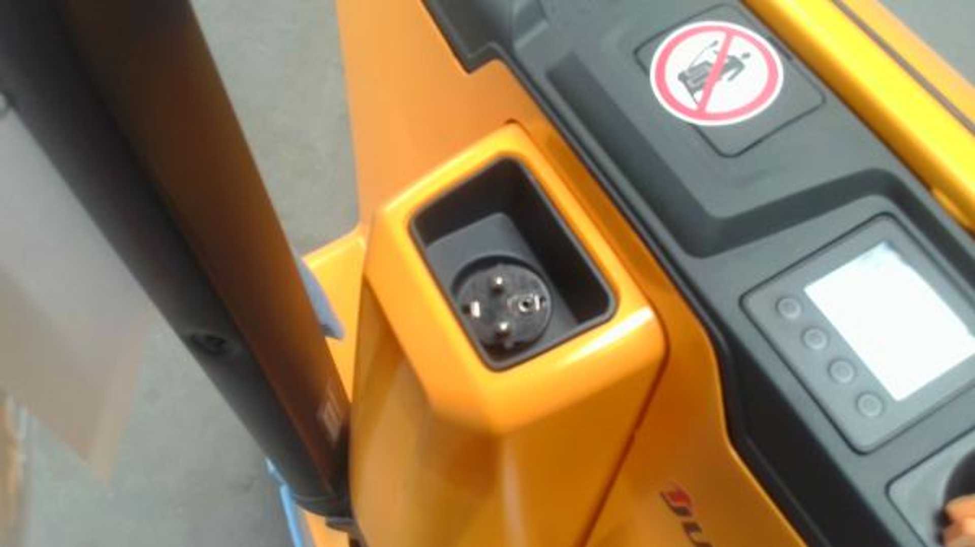Used Forklift Jungheinrich EJE 114-115-53K ProTrac Žemo kėlimo krautuvas su grąžulu (Image 3) Used Forklift Jungheinrich EJE 114-115-53K ProTrac Žemo kėlimo krautuvas su grąžulu (Image 3)
