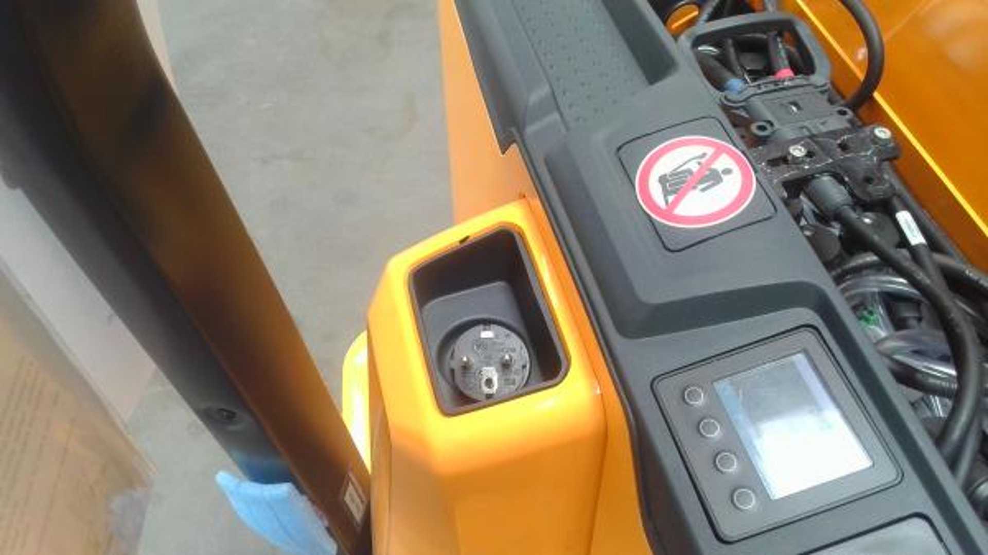 Used Forklift Jungheinrich EJE 114-115-53K ProTrac Žemo kėlimo krautuvas su grąžulu (Image 3) Used Forklift Jungheinrich EJE 114-115-53K ProTrac Žemo kėlimo krautuvas su grąžulu (Image 3)
