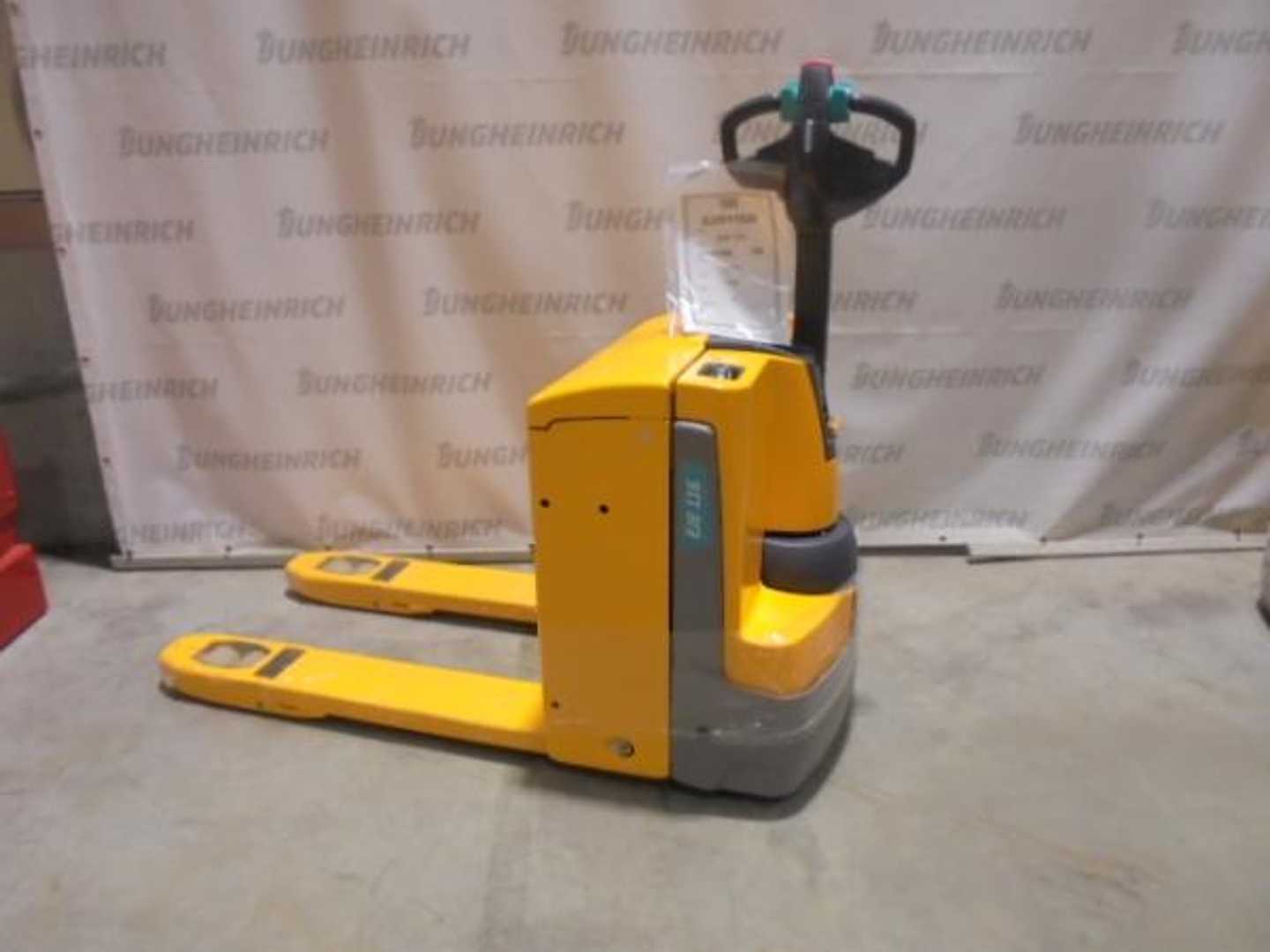 Used Forklift Jungheinrich EJE 116 30 100 67 Žemo kėlimo krautuvas su grąžulu (Image 1) Used Forklift Jungheinrich EJE 116 30 100 67 Žemo kėlimo krautuvas su grąžulu (Image 1)