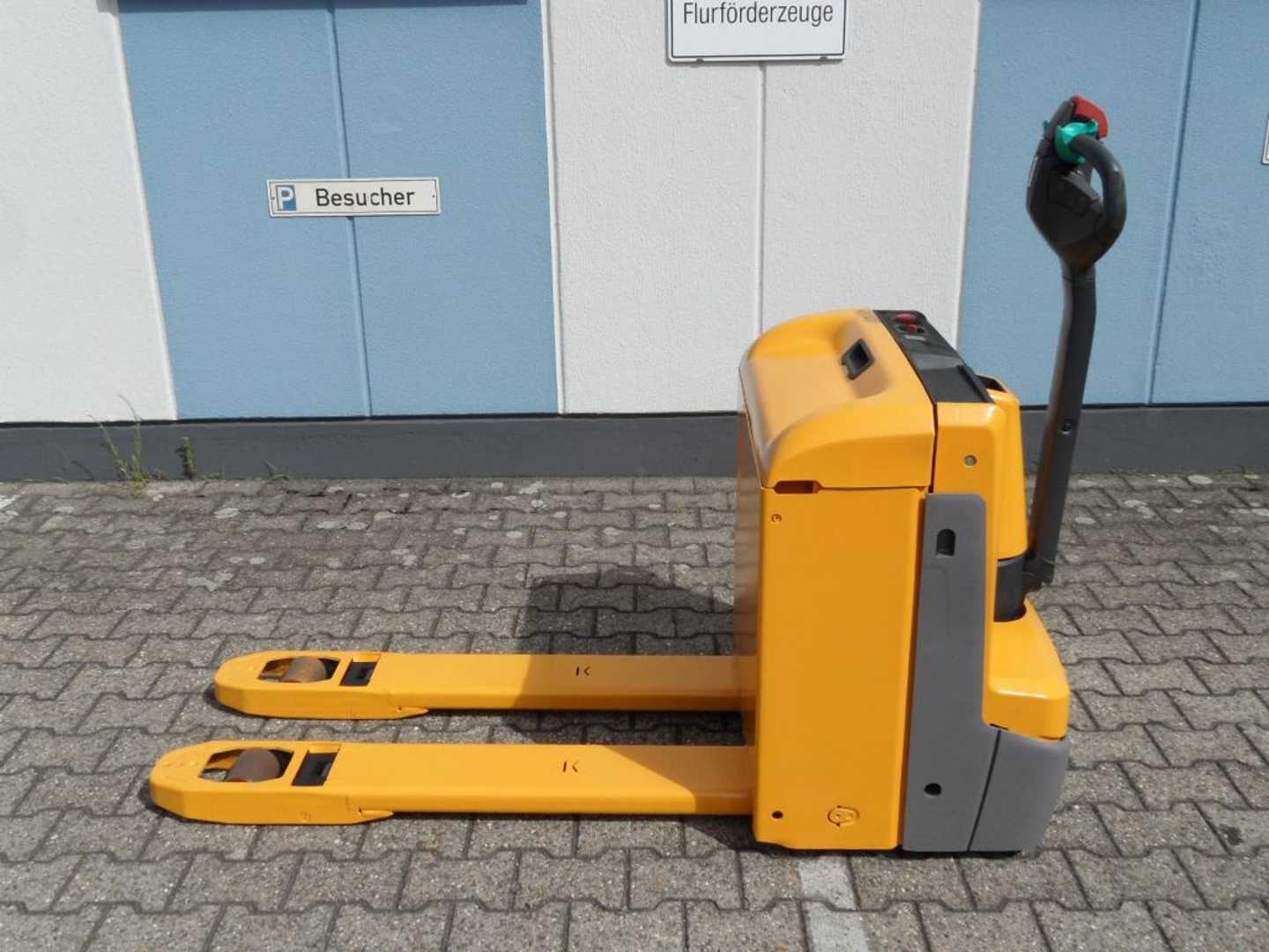 Used Forklift Jungheinrich EJE 222 - wenig Stunden - Baujahr 2022 Žemo kėlimo krautuvas su grąžulu (Image 1)