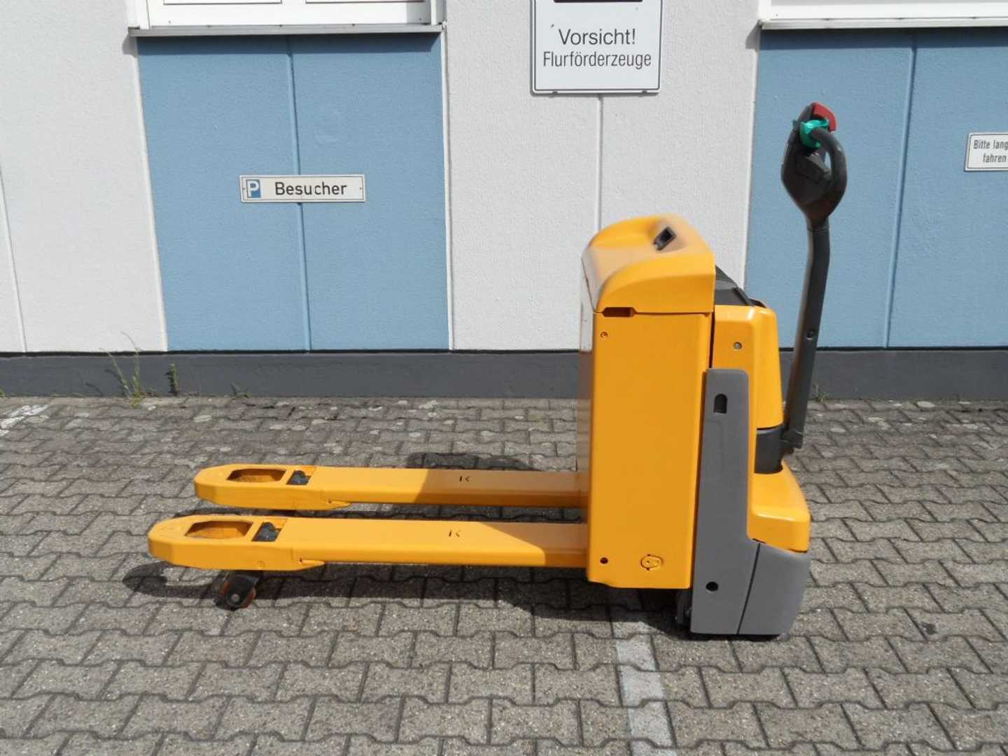 Used Forklift Jungheinrich EJE 222 - wenig Stunden - Baujahr 2022 Žemo kėlimo krautuvas su grąžulu (Image 2)