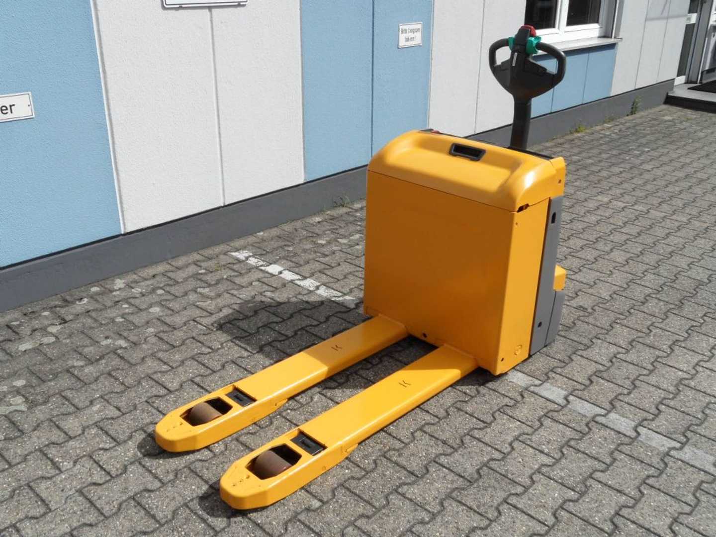 Used Forklift Jungheinrich EJE 222 - wenig Stunden - Baujahr 2022 Žemo kėlimo krautuvas su grąžulu (Image 3)
