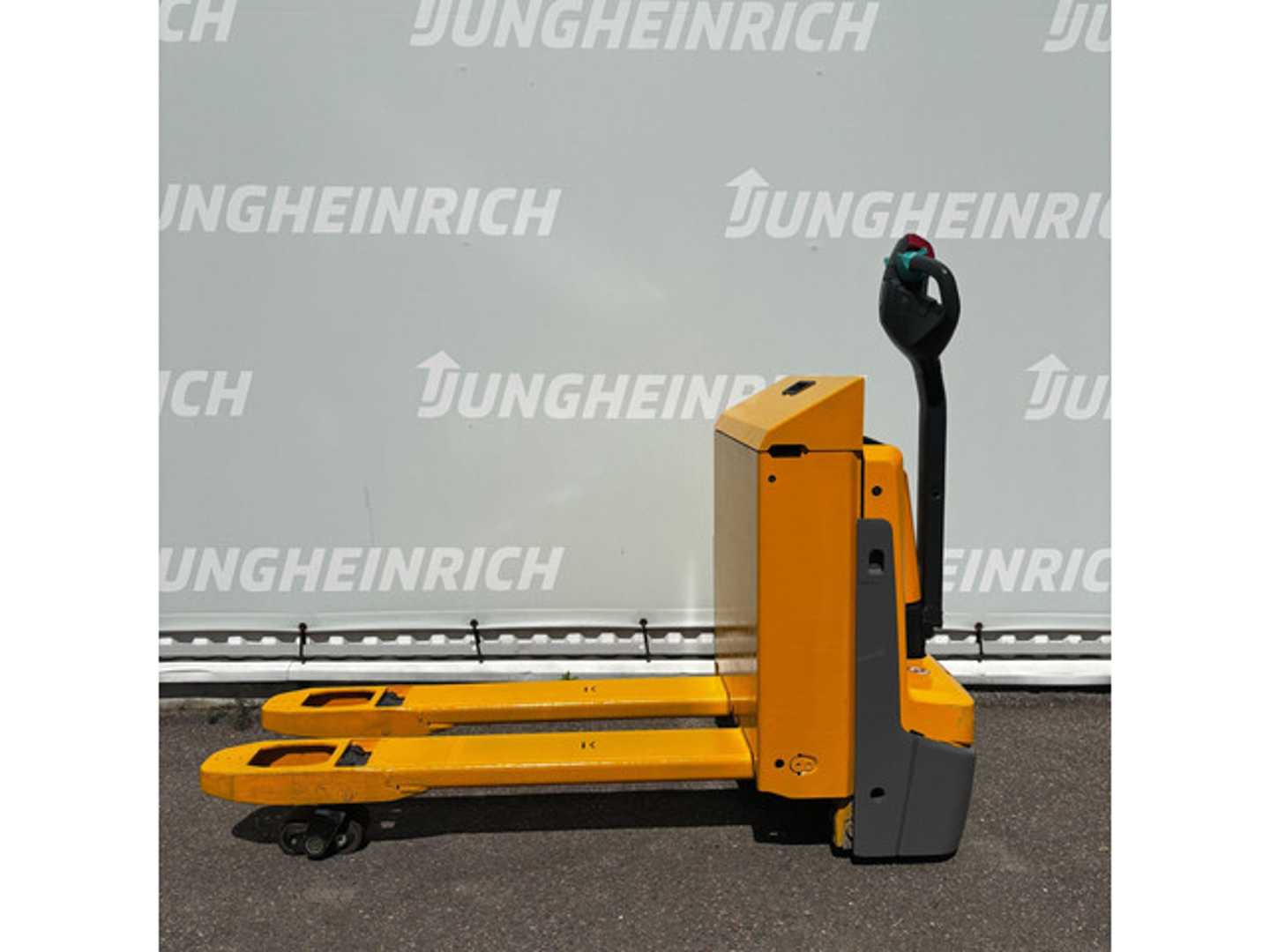 Used Forklift Jungheinrich EJE 116 1150mm Žemo kėlimo krautuvas su grąžulu (Image 2) Used Forklift Jungheinrich EJE 116 1150mm Žemo kėlimo krautuvas su grąžulu (Image 2)
