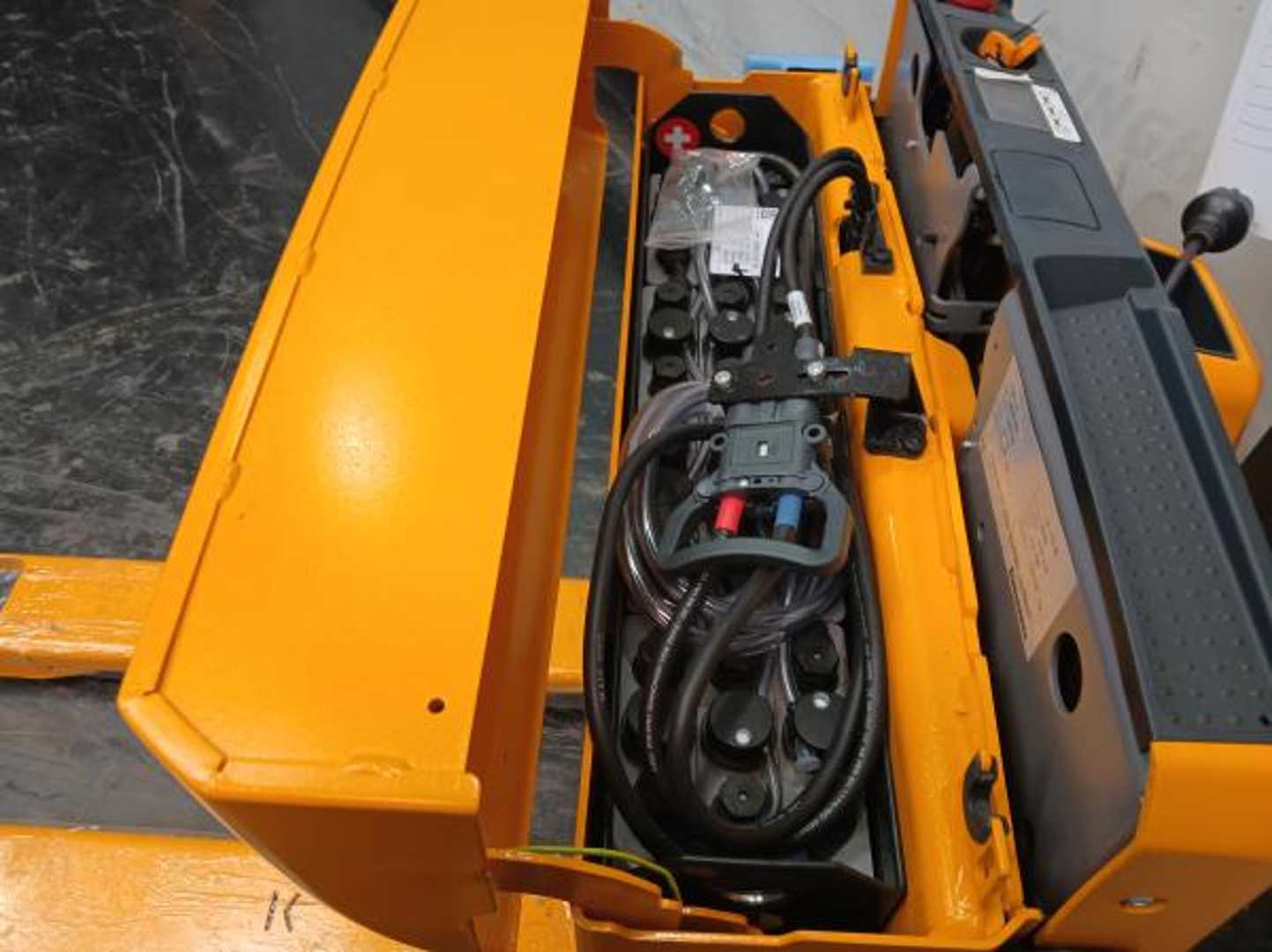 Used Forklift Jungheinrich EJE 114 24 115 54 Žemo kėlimo krautuvas su grąžulu (Image 5) Used Forklift Jungheinrich EJE 114 24 115 54 Žemo kėlimo krautuvas su grąžulu (Image 5)