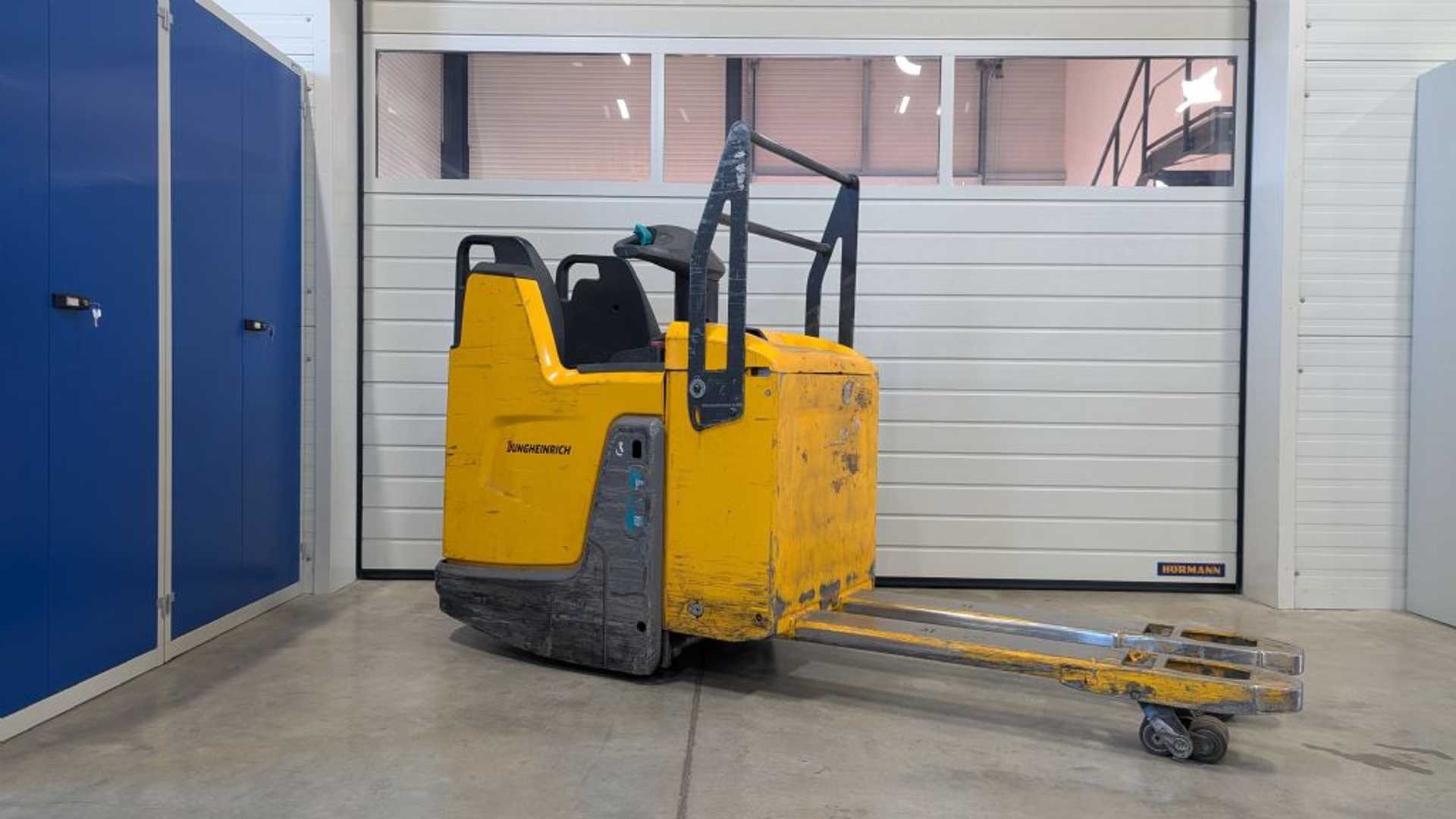 Used Forklift Jungheinrich ERE 225 f. P. Žemo kėlimo krautuvas su grąžulu (Image 3) Used Forklift Jungheinrich ERE 225 f. P. Žemo kėlimo krautuvas su grąžulu (Image 3)