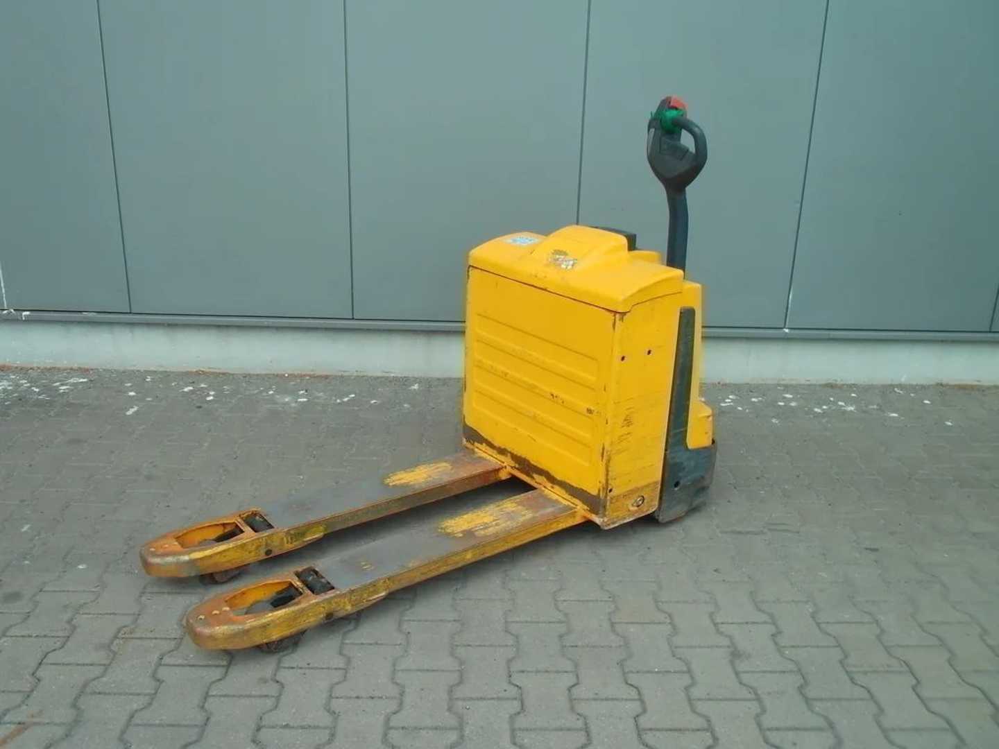 Used Forklift Jungheinrich EJE 220 Žemo kėlimo krautuvas su grąžulu (Image 1) Used Forklift Jungheinrich EJE 220 Žemo kėlimo krautuvas su grąžulu (Image 1)