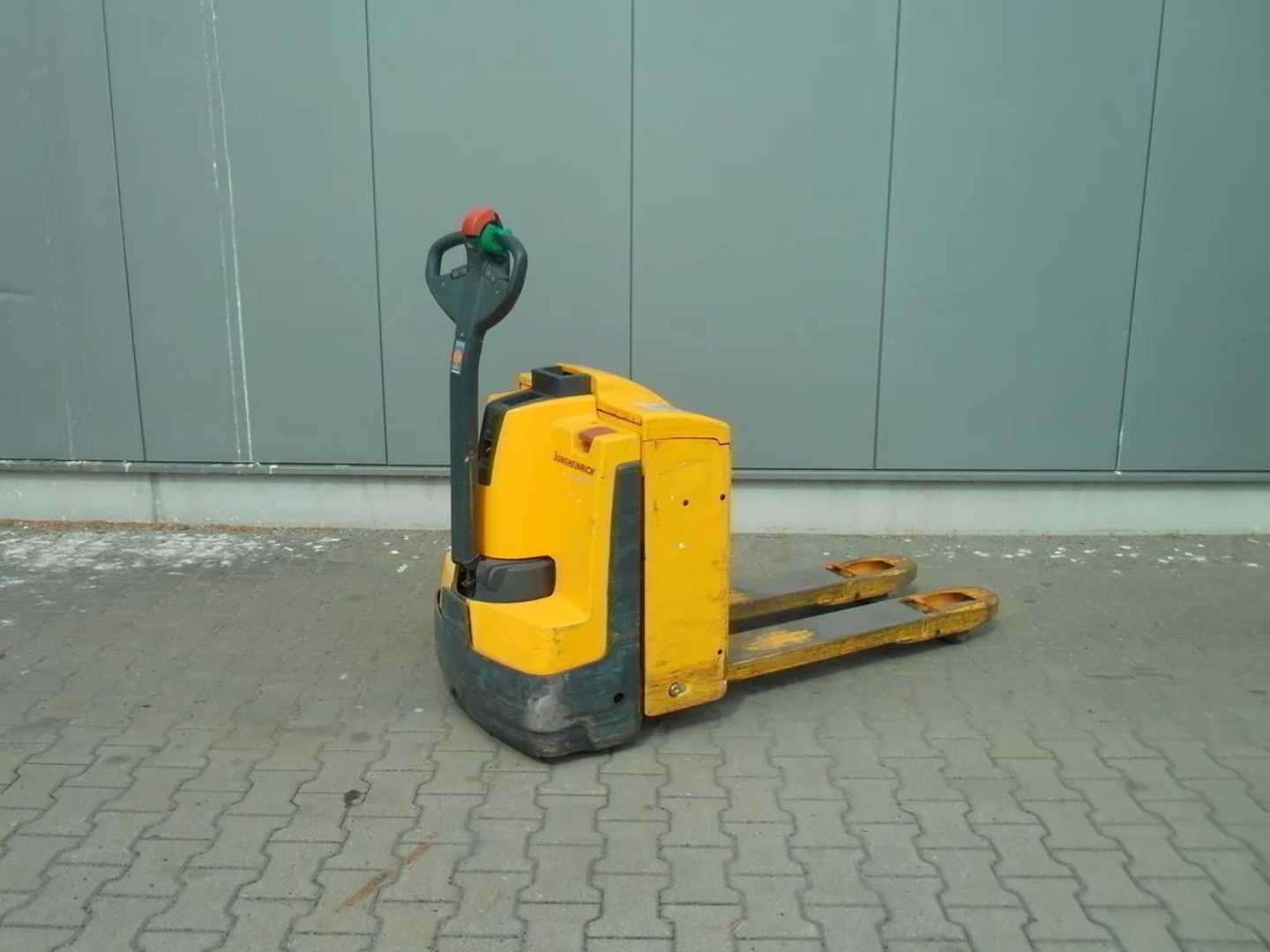 Used Forklift Jungheinrich EJE 220 Žemo kėlimo krautuvas su grąžulu (Image 2) Used Forklift Jungheinrich EJE 220 Žemo kėlimo krautuvas su grąžulu (Image 2)