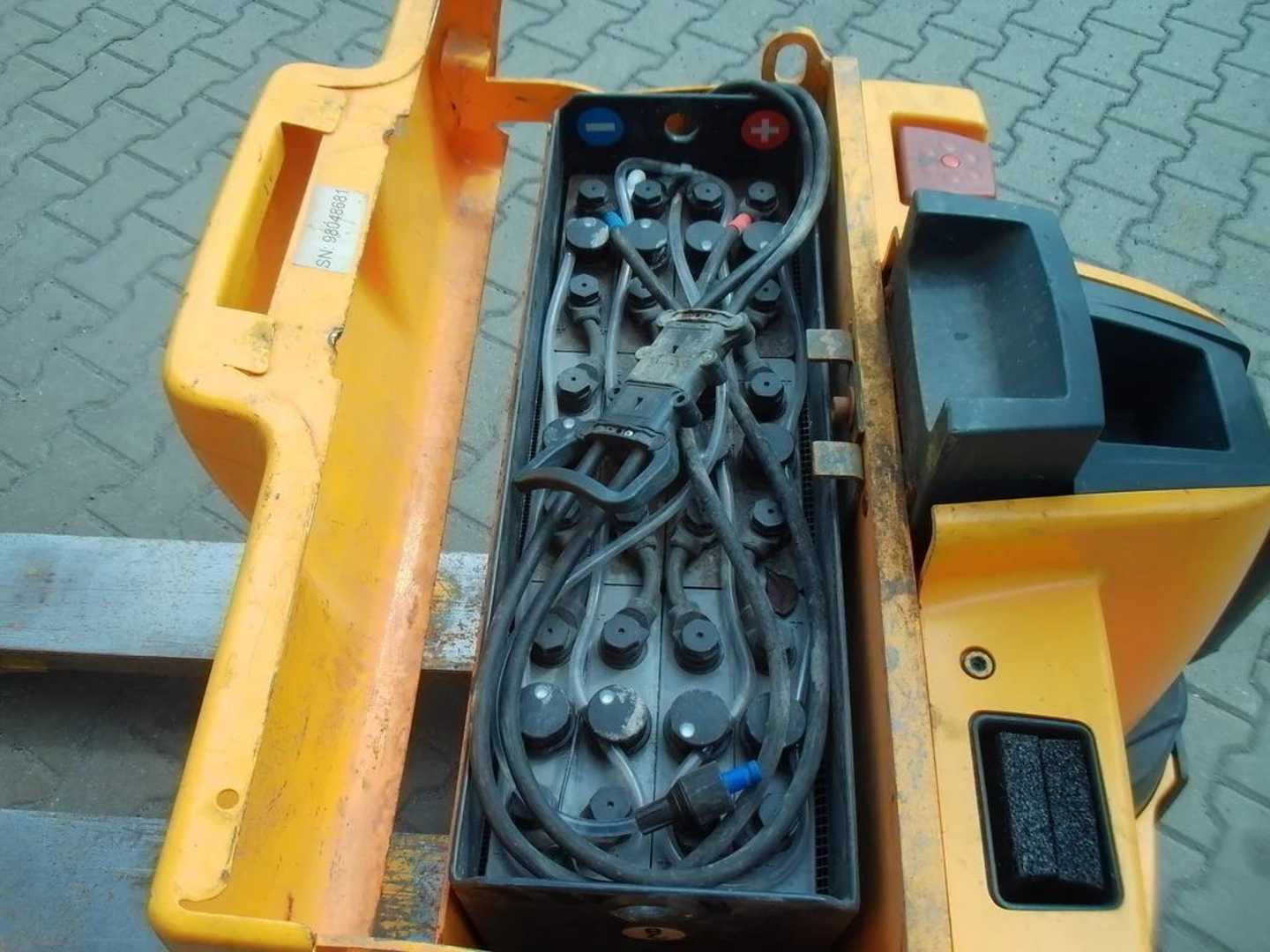 Used Forklift Jungheinrich EJE 220 Žemo kėlimo krautuvas su grąžulu (Image 5) Used Forklift Jungheinrich EJE 220 Žemo kėlimo krautuvas su grąžulu (Image 5)