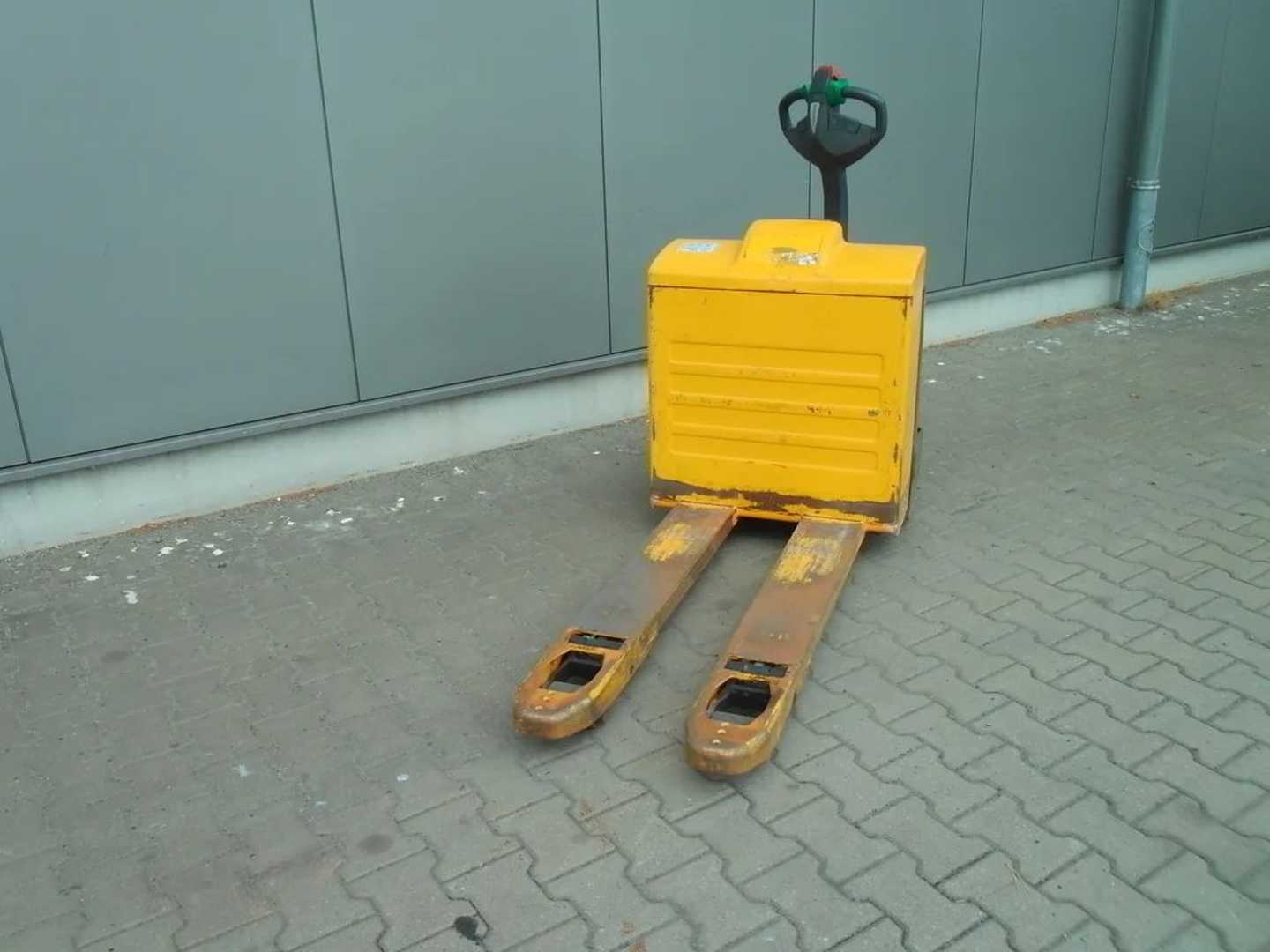 Used Forklift Jungheinrich EJE 220 Žemo kėlimo krautuvas su grąžulu (Image 6) Used Forklift Jungheinrich EJE 220 Žemo kėlimo krautuvas su grąžulu (Image 6)