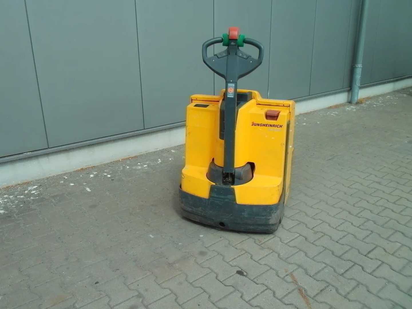 Used Forklift Jungheinrich EJE 220 Žemo kėlimo krautuvas su grąžulu (Image 7) Used Forklift Jungheinrich EJE 220 Žemo kėlimo krautuvas su grąžulu (Image 7)