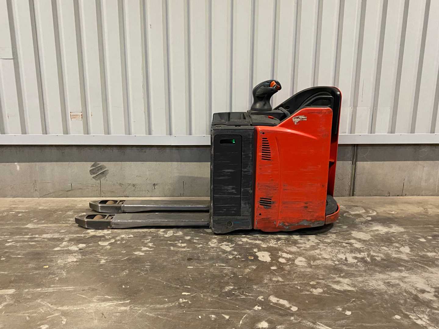 Used Forklift Linde T20SP-02 BR131 Žemo kėlimo krautuvas su grąžulu (Image 4) Used Forklift Linde T20SP-02 BR131 Žemo kėlimo krautuvas su grąžulu (Image 4)