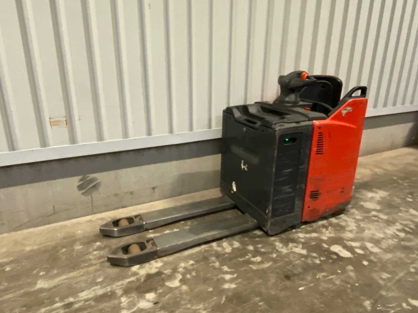 Used Forklift Linde T20SP-02 BR131 Žemo kėlimo krautuvas su grąžulu (Image 5) Used Forklift Linde T20SP-02 BR131 Žemo kėlimo krautuvas su grąžulu (Image 5)