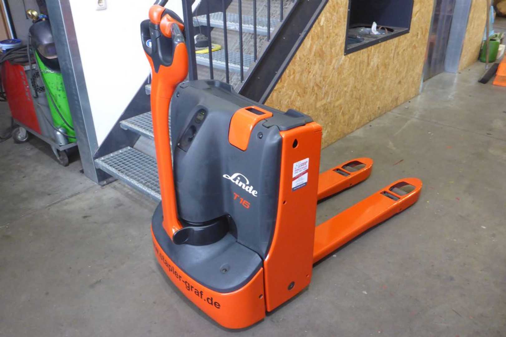Used Forklift Linde T16 Žemo kėlimo krautuvas su grąžulu (Image 1) Used Forklift Linde T16 Žemo kėlimo krautuvas su grąžulu (Image 1)