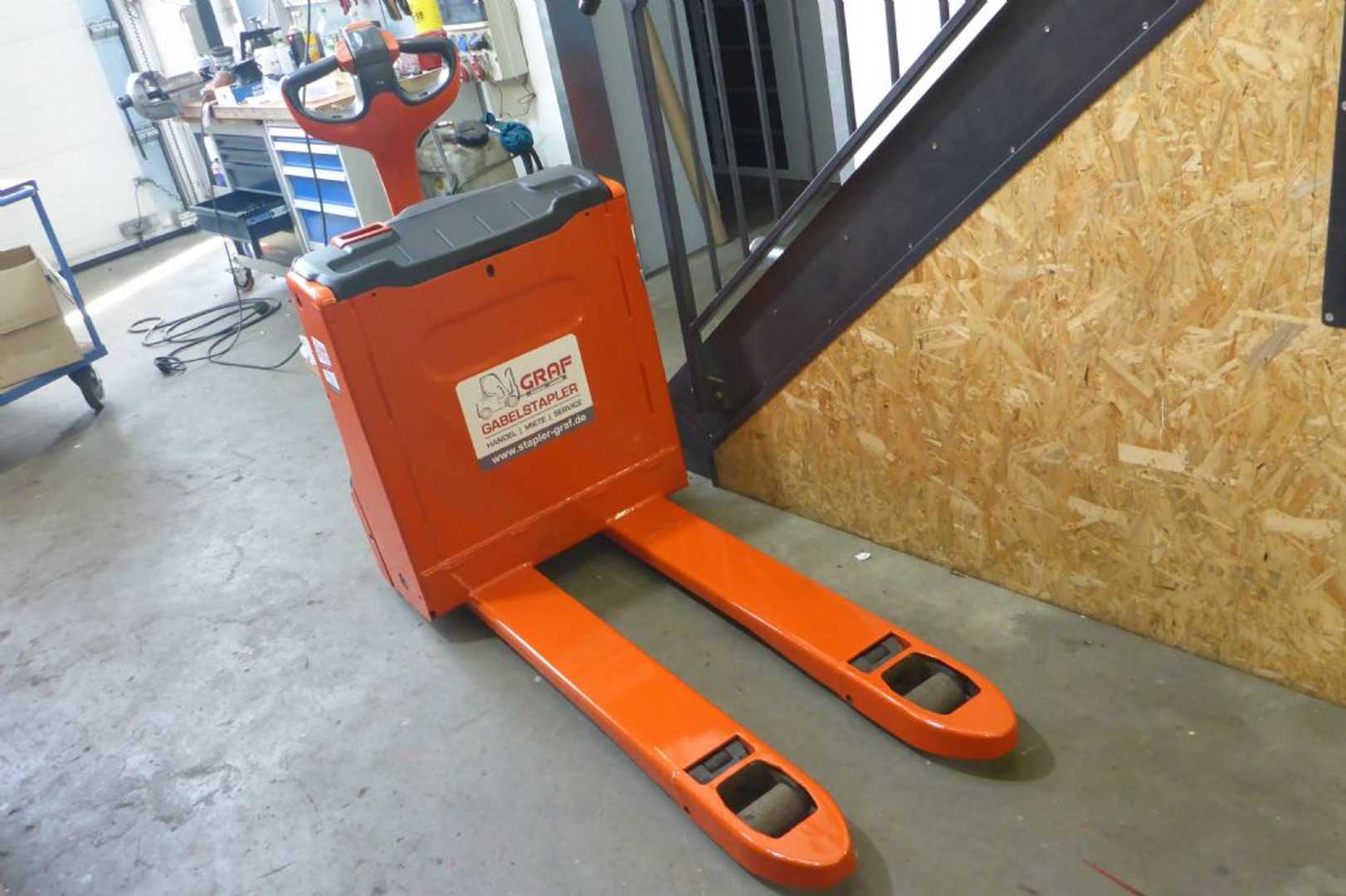 Used Forklift Linde T16 Žemo kėlimo krautuvas su grąžulu (Image 2) Used Forklift Linde T16 Žemo kėlimo krautuvas su grąžulu (Image 2)