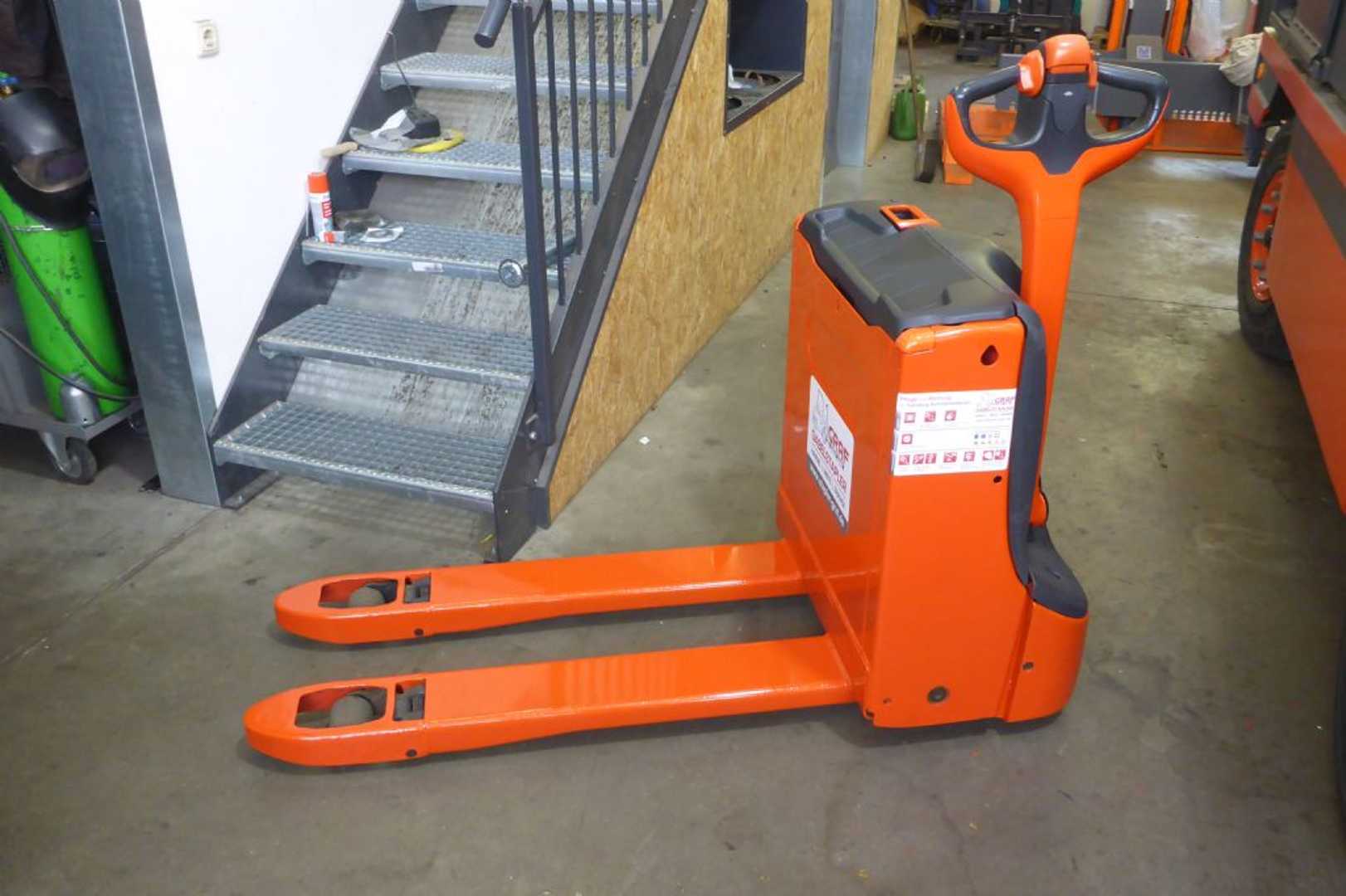Used Forklift Linde T16 Žemo kėlimo krautuvas su grąžulu (Image 3) Used Forklift Linde T16 Žemo kėlimo krautuvas su grąžulu (Image 3)