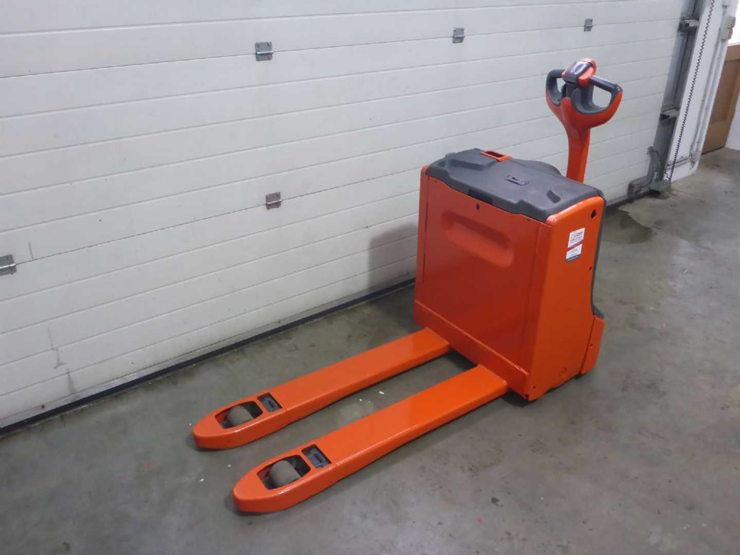Used Forklift Linde T18 Žemo kėlimo krautuvas su grąžulu (Image 2) Used Forklift Linde T18 Žemo kėlimo krautuvas su grąžulu (Image 2)