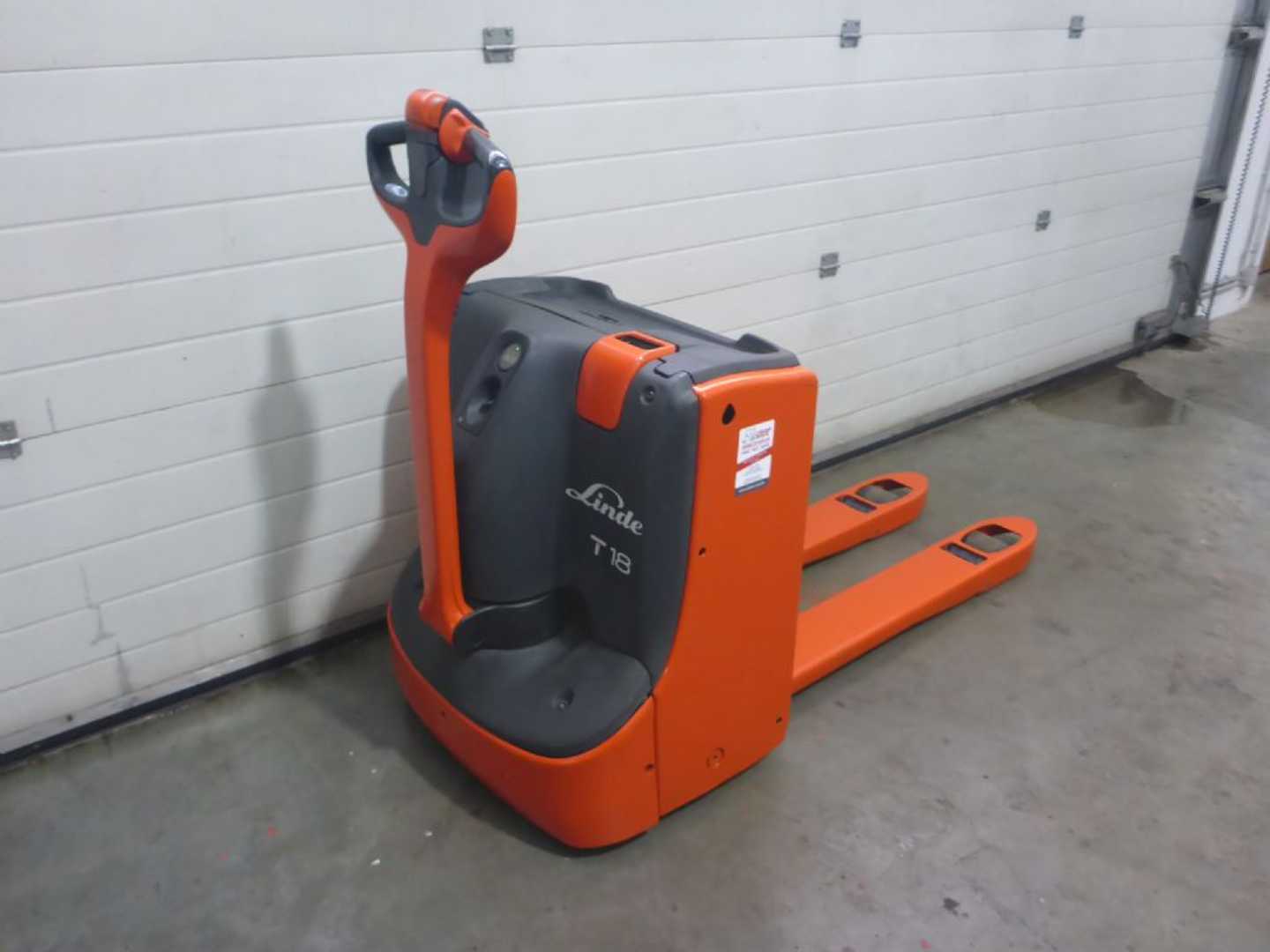 Used Forklift Linde T18 Žemo kėlimo krautuvas su grąžulu (Image 3) Used Forklift Linde T18 Žemo kėlimo krautuvas su grąžulu (Image 3)