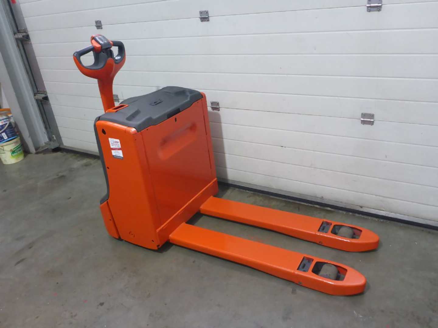 Used Forklift Linde T18 Žemo kėlimo krautuvas su grąžulu (Image 4) Used Forklift Linde T18 Žemo kėlimo krautuvas su grąžulu (Image 4)