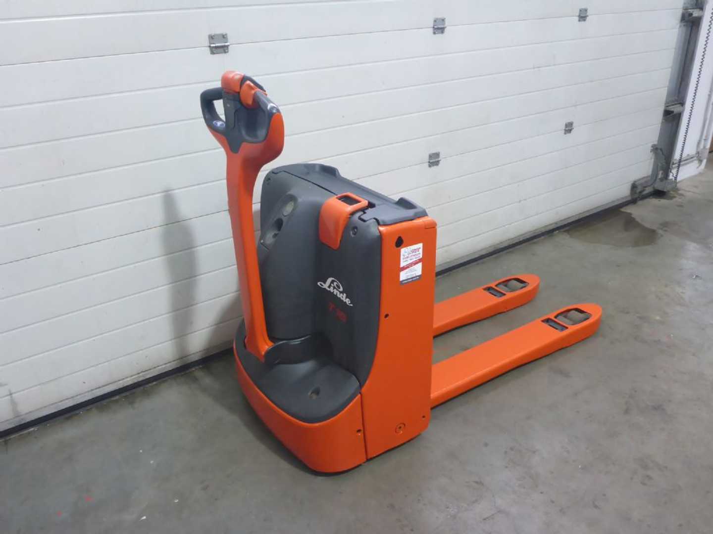 Used Forklift Linde T16 Žemo kėlimo krautuvas su grąžulu (Image 1) Used Forklift Linde T16 Žemo kėlimo krautuvas su grąžulu (Image 1)
