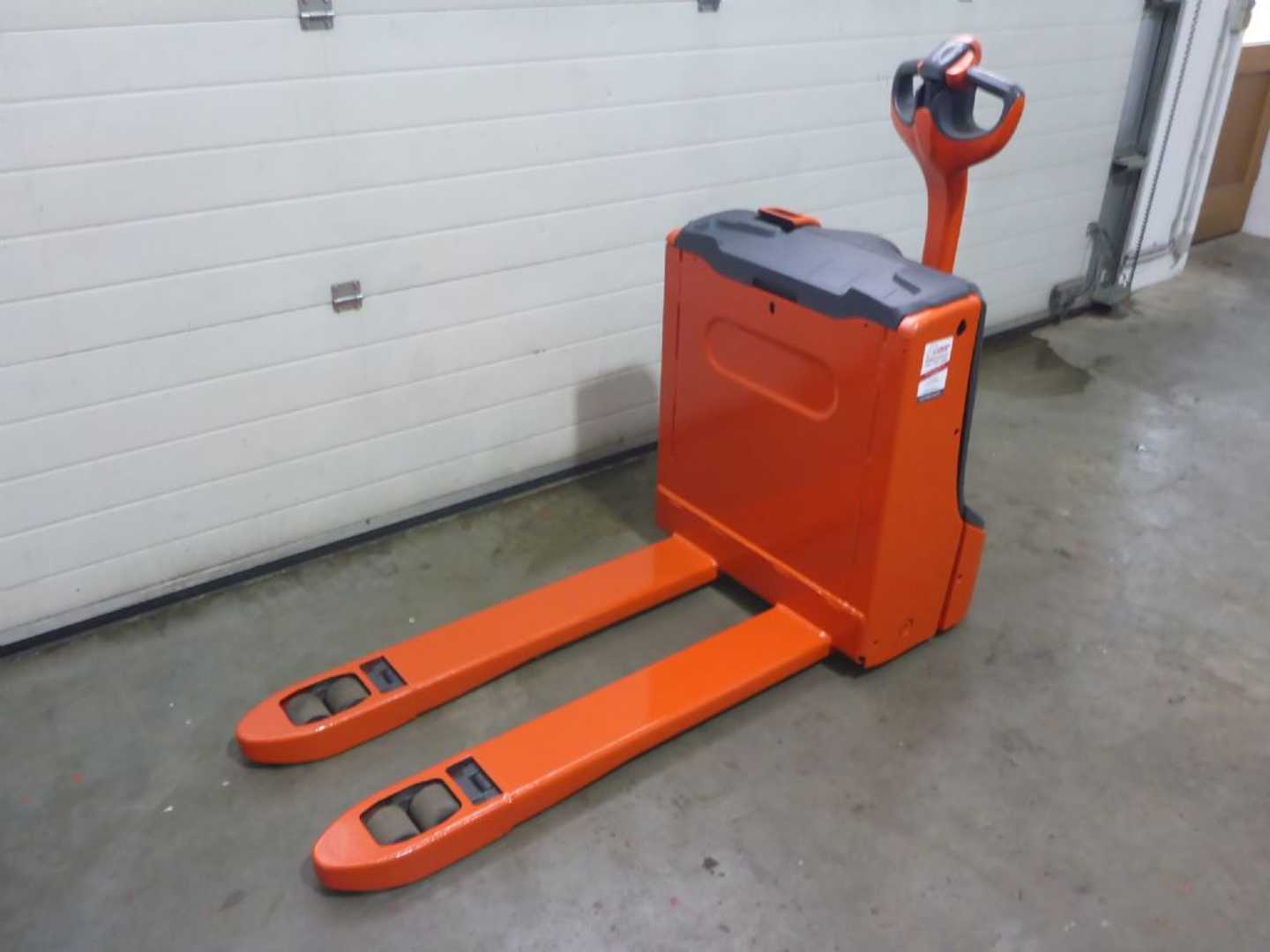 Used Forklift Linde T16 Žemo kėlimo krautuvas su grąžulu (Image 3) Used Forklift Linde T16 Žemo kėlimo krautuvas su grąžulu (Image 3)