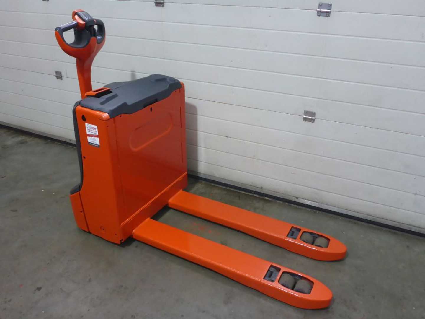 Used Forklift Linde T16 Žemo kėlimo krautuvas su grąžulu (Image 4) Used Forklift Linde T16 Žemo kėlimo krautuvas su grąžulu (Image 4)