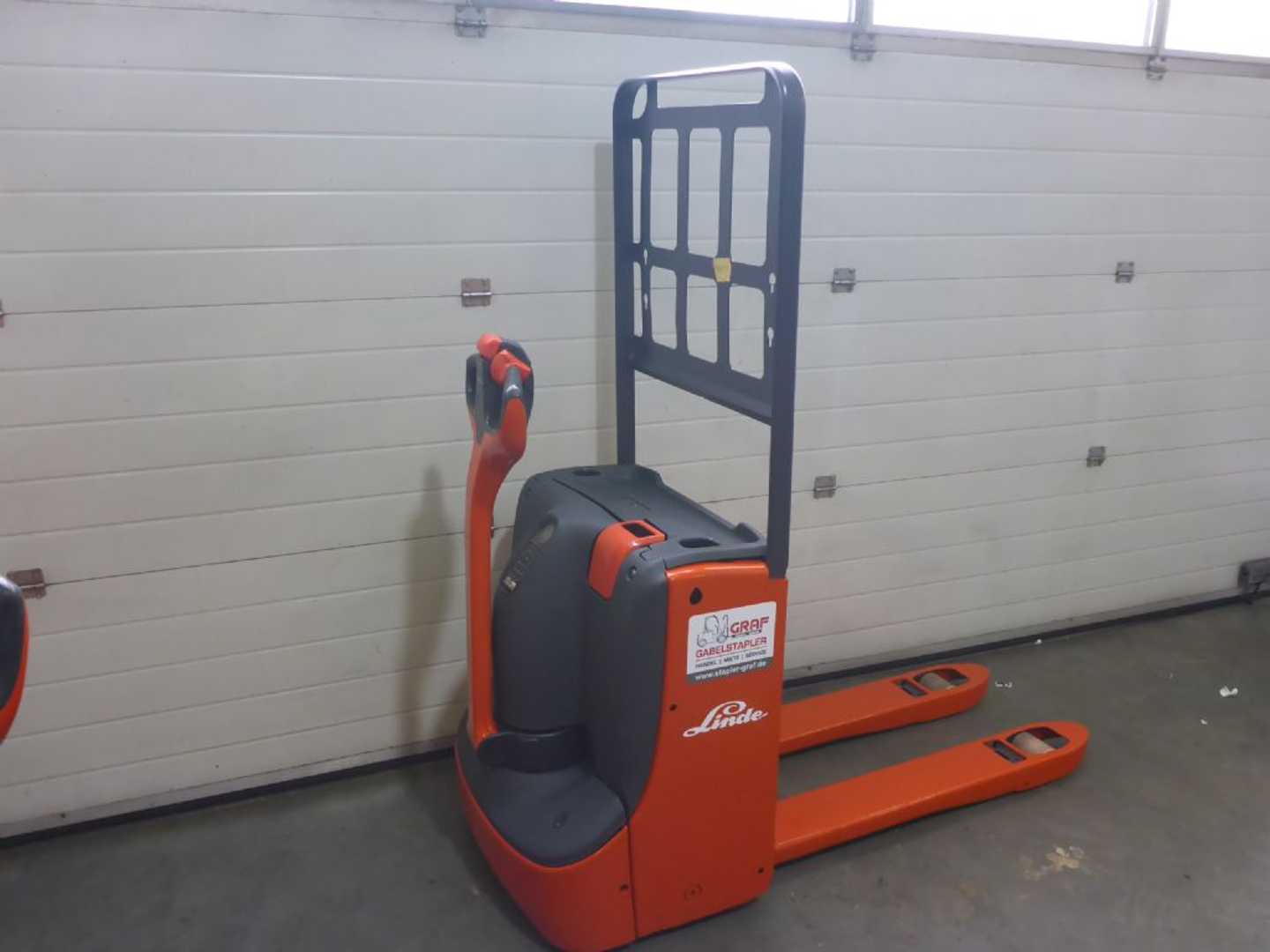 Used Forklift Linde T16 Žemo kėlimo krautuvas su grąžulu (Image 1) Used Forklift Linde T16 Žemo kėlimo krautuvas su grąžulu (Image 1)