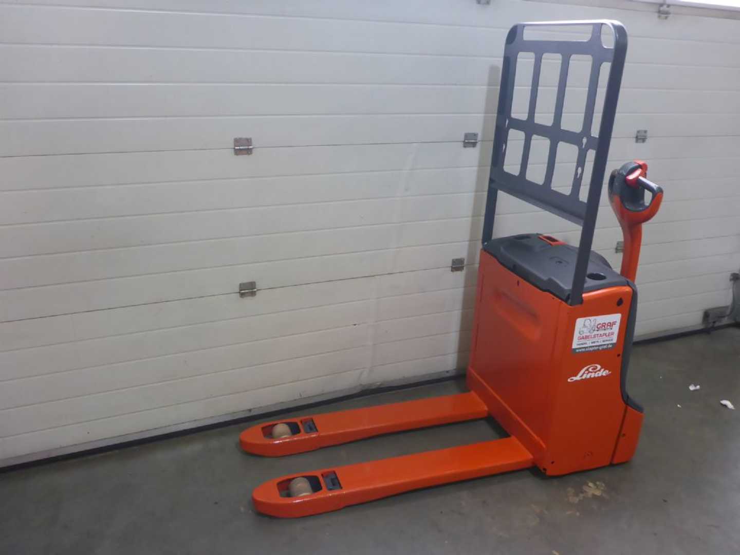 Used Forklift Linde T16 Žemo kėlimo krautuvas su grąžulu (Image 3) Used Forklift Linde T16 Žemo kėlimo krautuvas su grąžulu (Image 3)