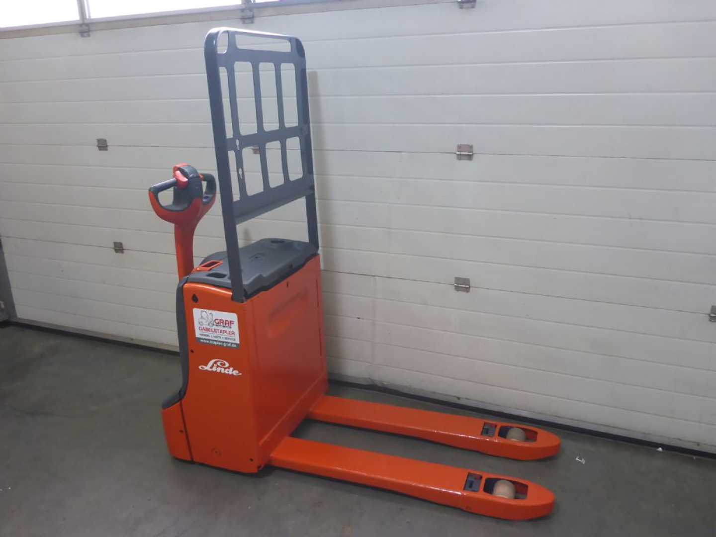 Used Forklift Linde T16 Žemo kėlimo krautuvas su grąžulu (Image 4) Used Forklift Linde T16 Žemo kėlimo krautuvas su grąžulu (Image 4)