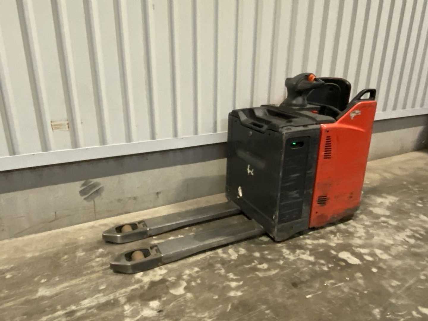 Used Forklift Linde T20SP-02 BR131 Žemo kėlimo krautuvas su grąžulu (Image 2) Used Forklift Linde T20SP-02 BR131 Žemo kėlimo krautuvas su grąžulu (Image 2)