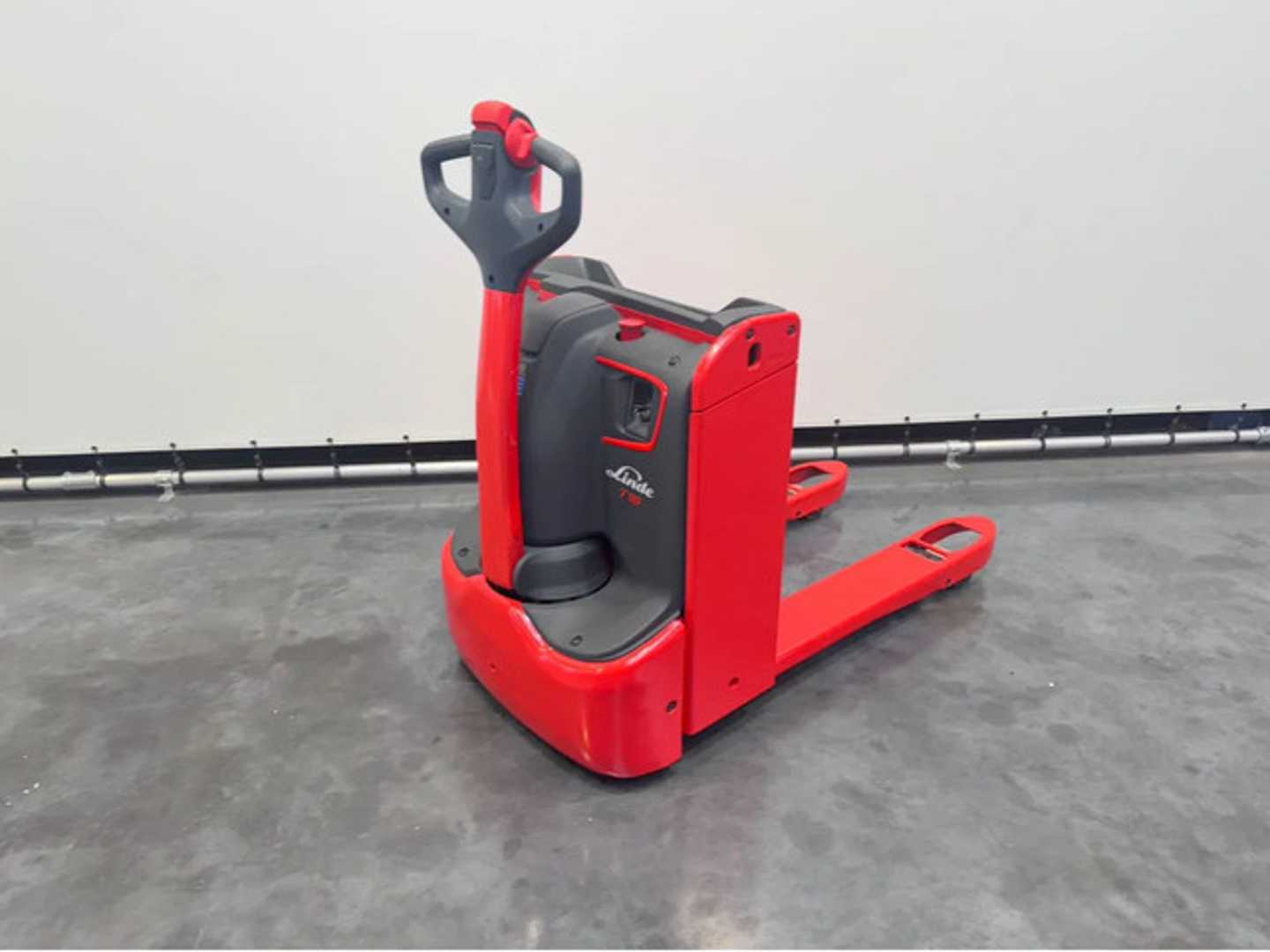 Used Forklift Linde T 16 1000x680 mm Žemo kėlimo krautuvas su grąžulu (Image 2) Used Forklift Linde T 16 1000x680 mm Žemo kėlimo krautuvas su grąžulu (Image 2)
