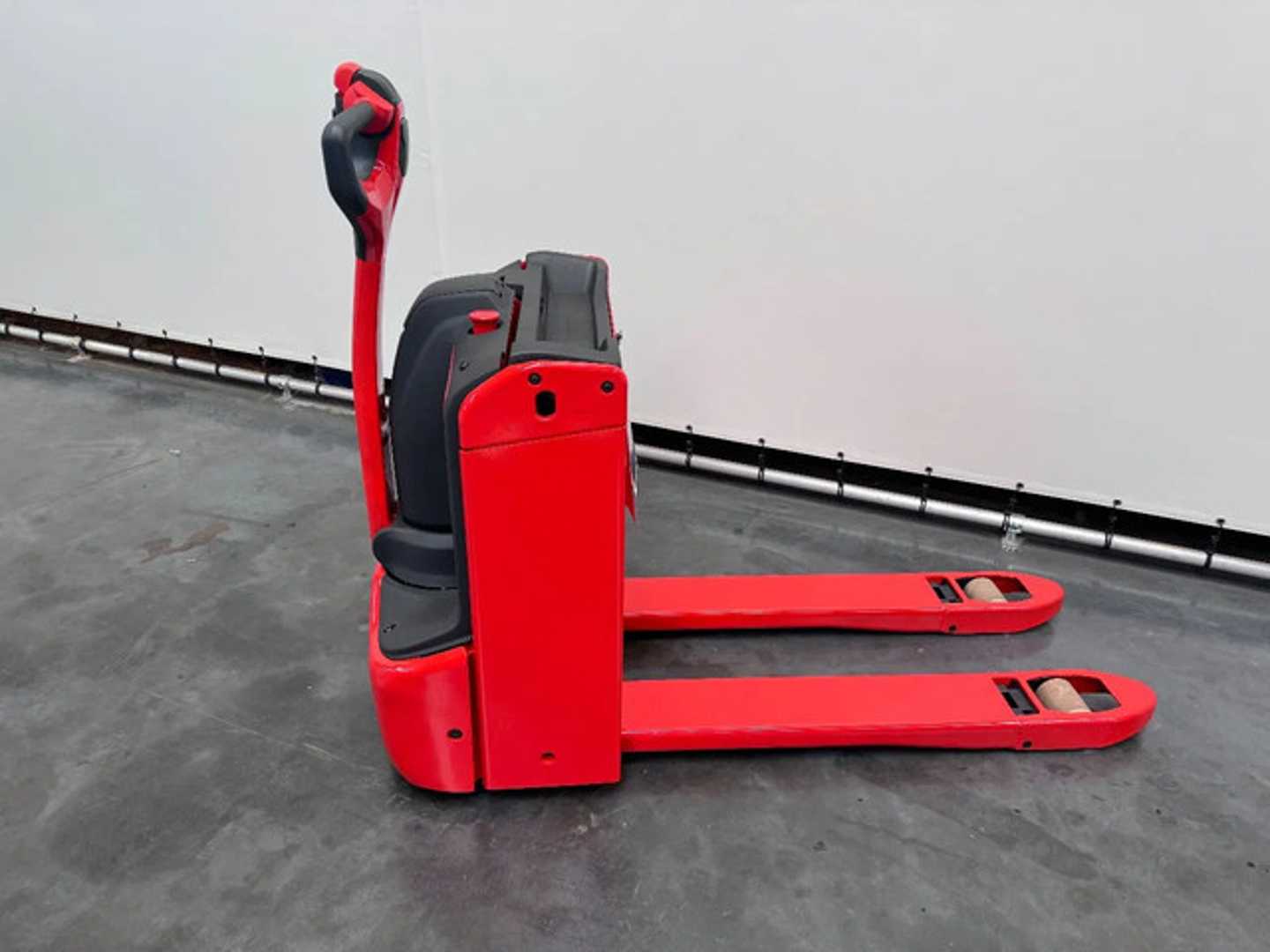 Used Forklift Linde T 16 1150x560 mm Žemo kėlimo krautuvas su grąžulu (Image 1) Used Forklift Linde T 16 1150x560 mm Žemo kėlimo krautuvas su grąžulu (Image 1)