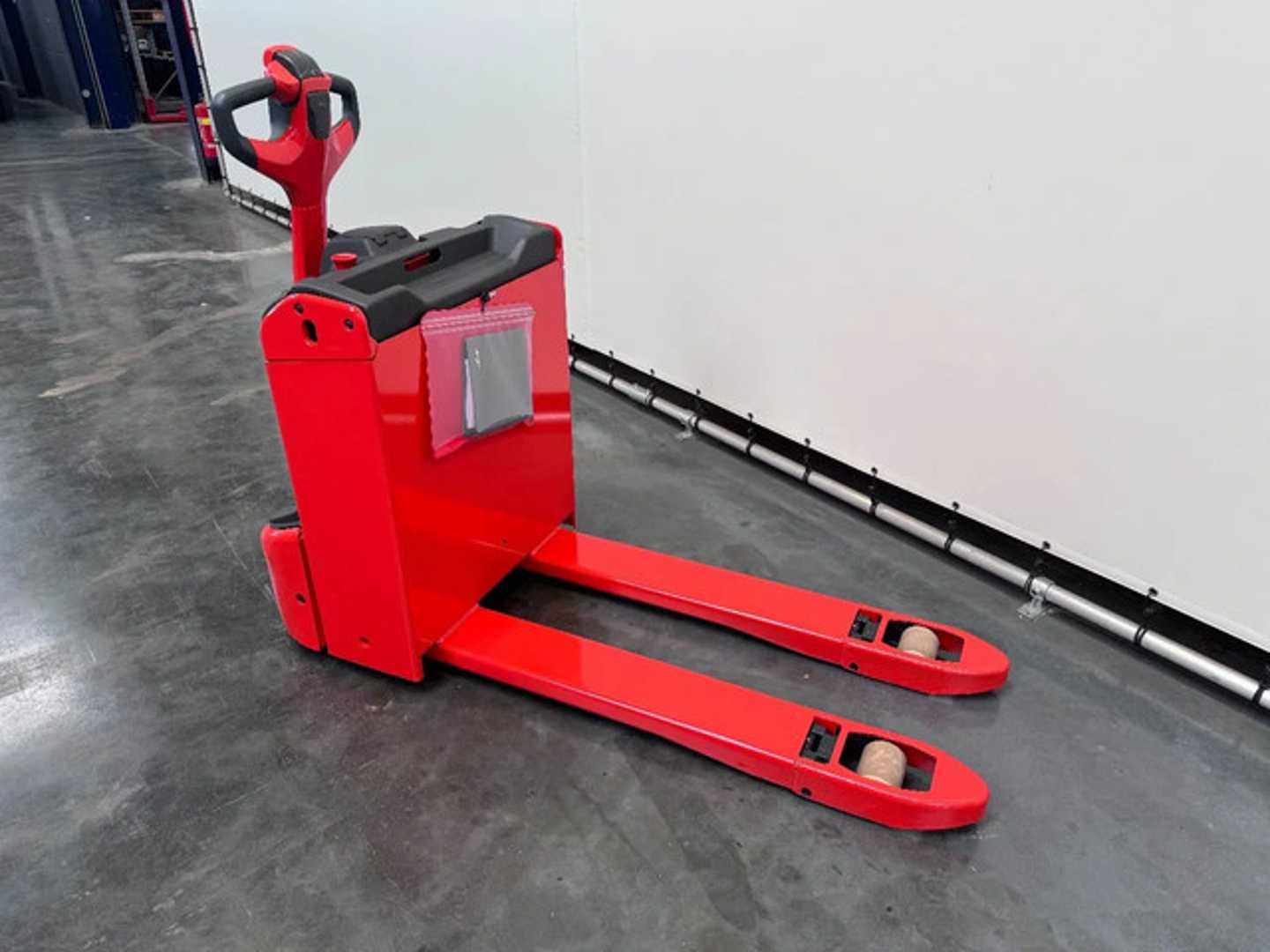 Used Forklift Linde T 16 1150x560 mm Žemo kėlimo krautuvas su grąžulu (Image 4) Used Forklift Linde T 16 1150x560 mm Žemo kėlimo krautuvas su grąžulu (Image 4)