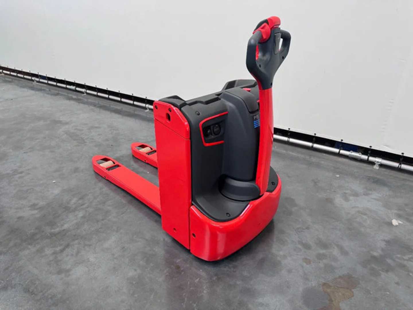 Used Forklift Linde T 16 1150x560 mm Žemo kėlimo krautuvas su grąžulu (Image 6) Used Forklift Linde T 16 1150x560 mm Žemo kėlimo krautuvas su grąžulu (Image 6)