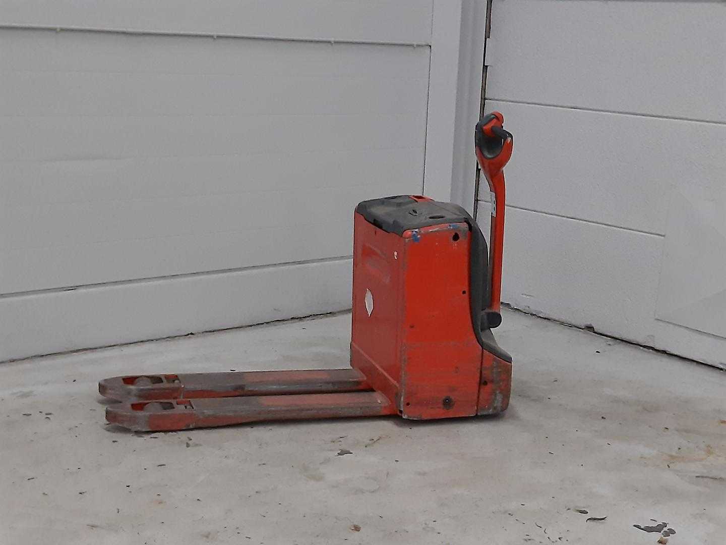 Used Forklift Linde T20 Žemo kėlimo krautuvas su grąžulu (Image 1) Used Forklift Linde T20 Žemo kėlimo krautuvas su grąžulu (Image 1)