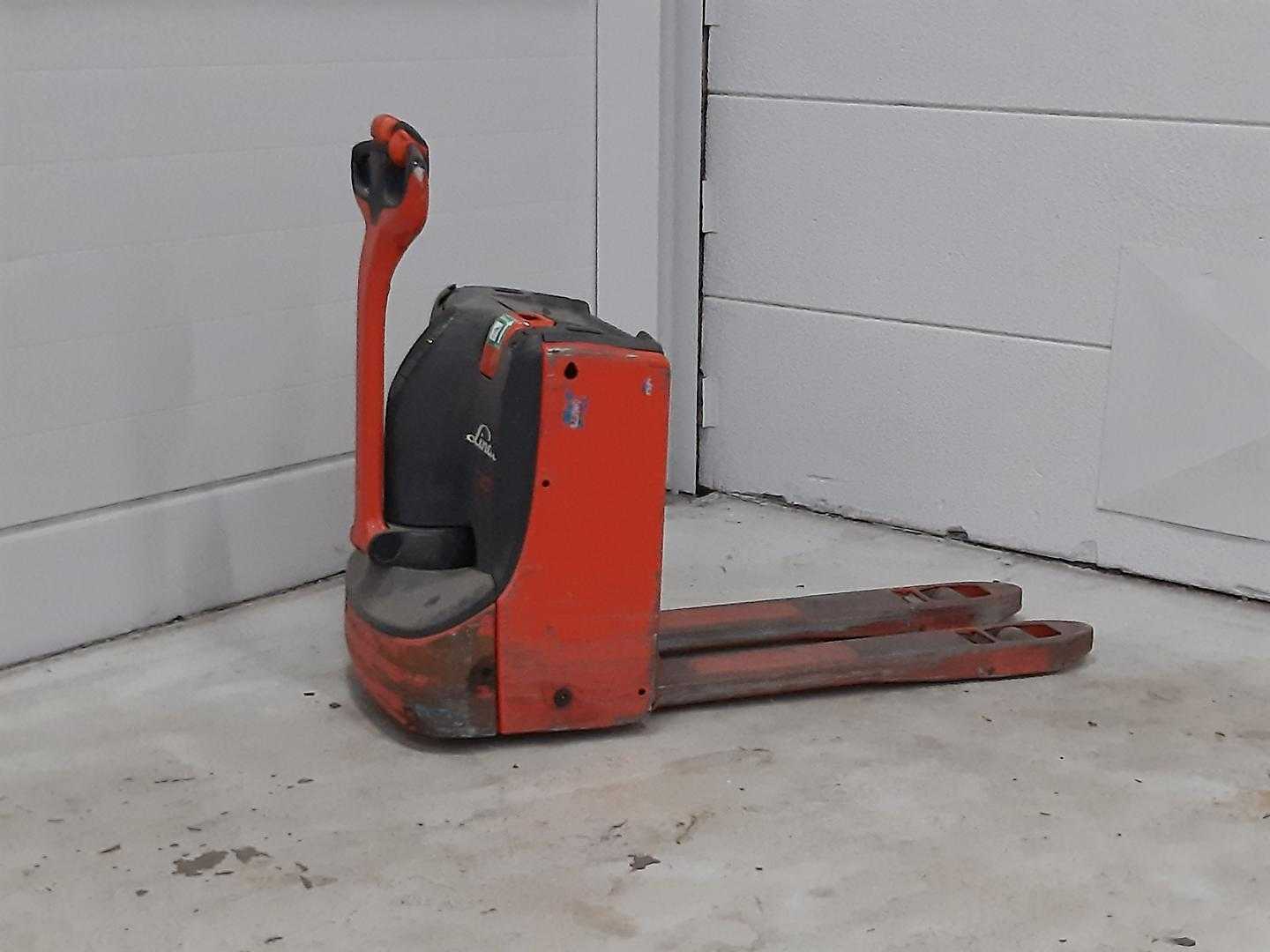 Used Forklift Linde T20 Žemo kėlimo krautuvas su grąžulu (Image 2) Used Forklift Linde T20 Žemo kėlimo krautuvas su grąžulu (Image 2)