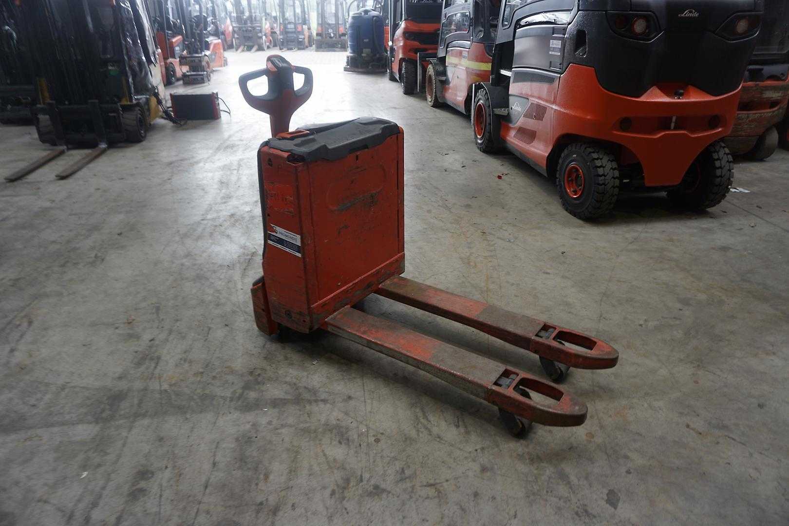 Used Forklift Linde T 16 - 2.648 Stunden Žemo kėlimo krautuvas su grąžulu (Image 3) Used Forklift Linde T 16 - 2.648 Stunden Žemo kėlimo krautuvas su grąžulu (Image 3)