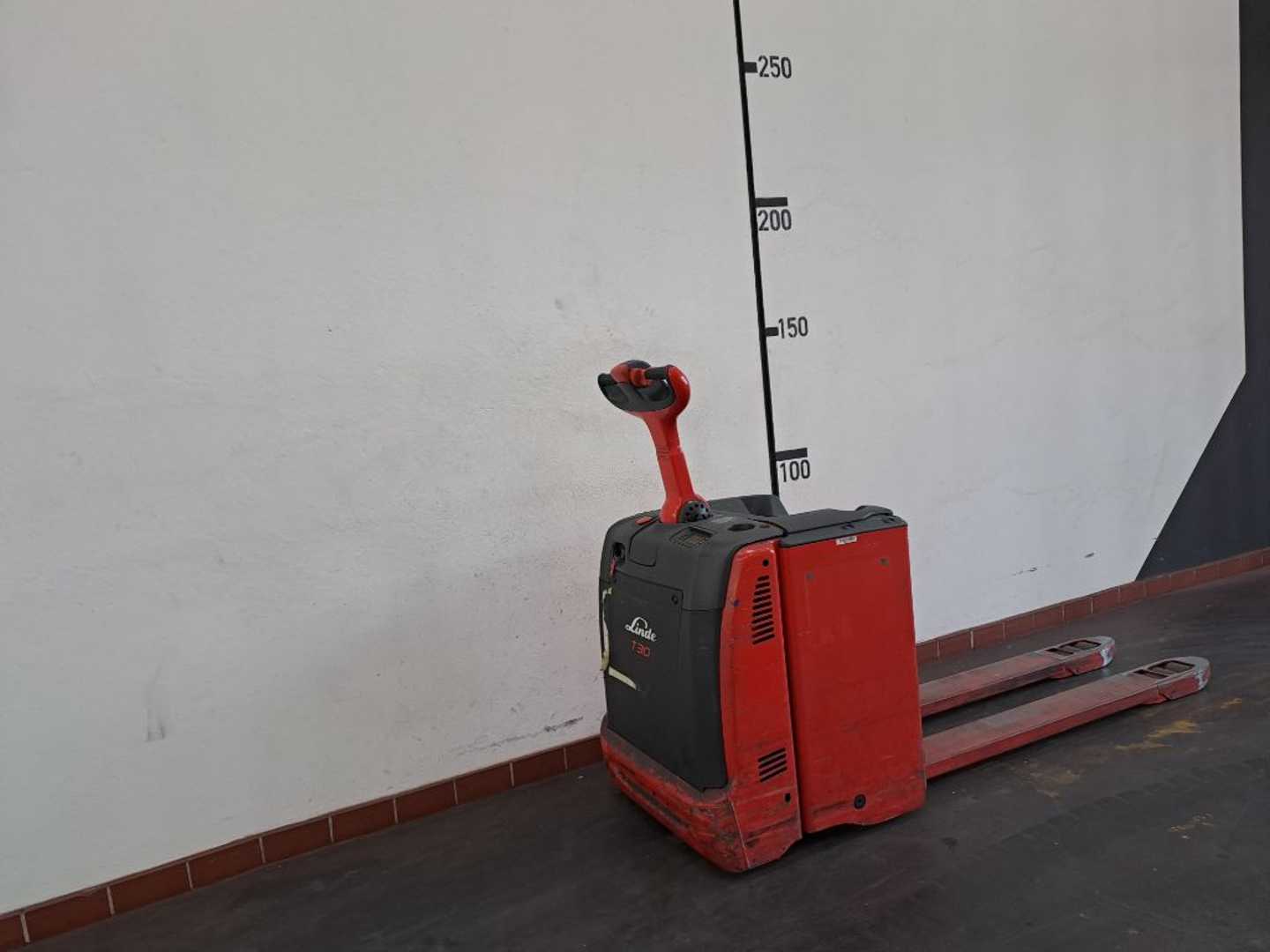 Used Forklift Linde T 30: 3,0t Žemo kėlimo krautuvas su grąžulu (Image 2)