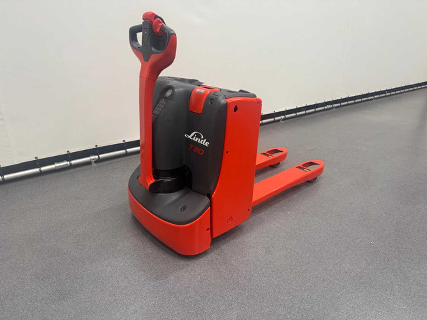 Used Forklift Linde T 20 Žemo kėlimo krautuvas su grąžulu (Image 1) Used Forklift Linde T 20 Žemo kėlimo krautuvas su grąžulu (Image 1)