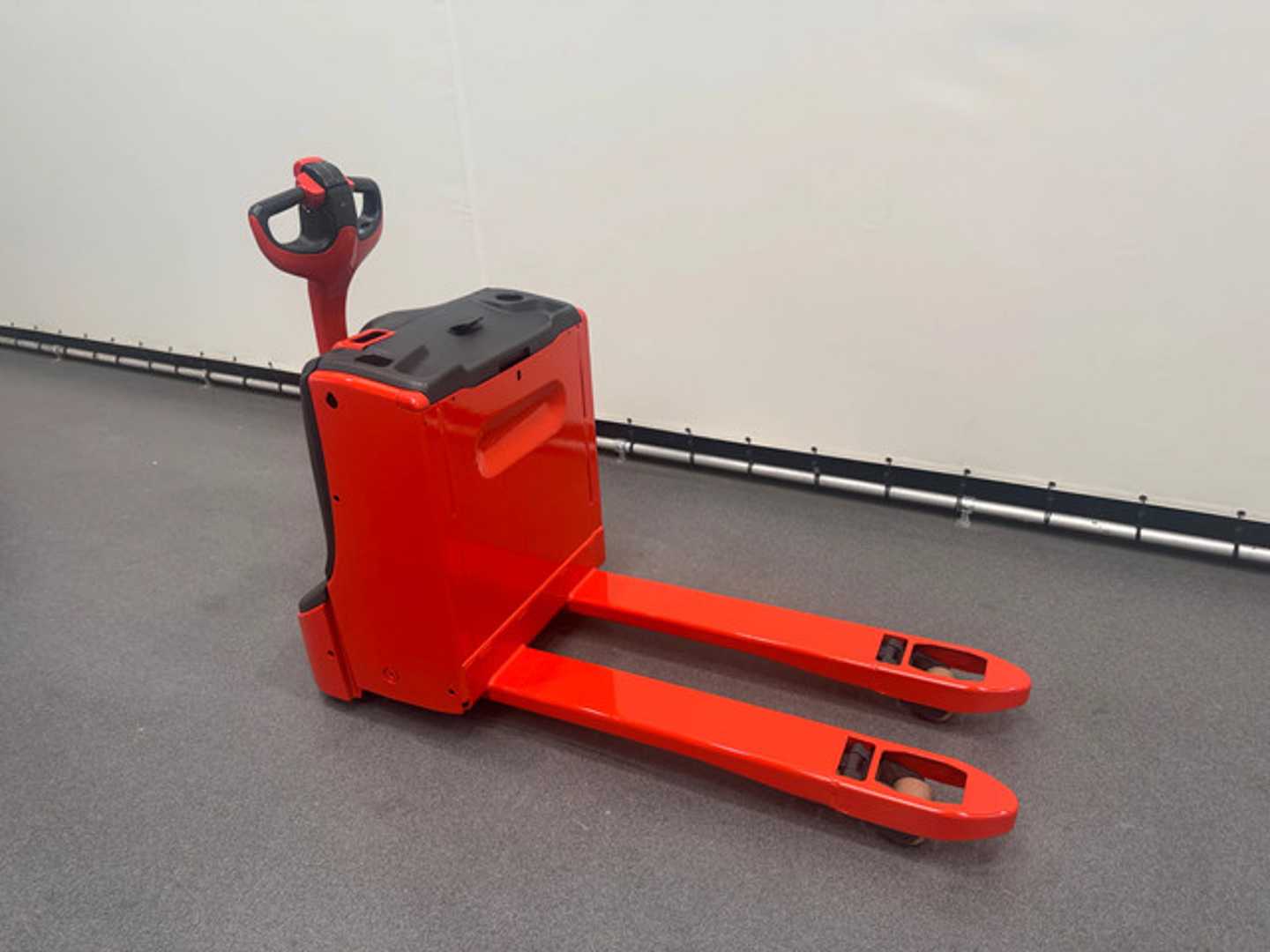 Used Forklift Linde T 20 Žemo kėlimo krautuvas su grąžulu (Image 3) Used Forklift Linde T 20 Žemo kėlimo krautuvas su grąžulu (Image 3)