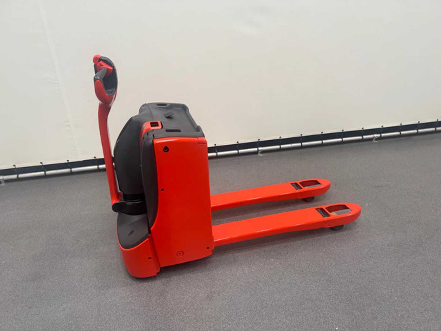 Used Forklift Linde T 20 Žemo kėlimo krautuvas su grąžulu (Image 5) Used Forklift Linde T 20 Žemo kėlimo krautuvas su grąžulu (Image 5)