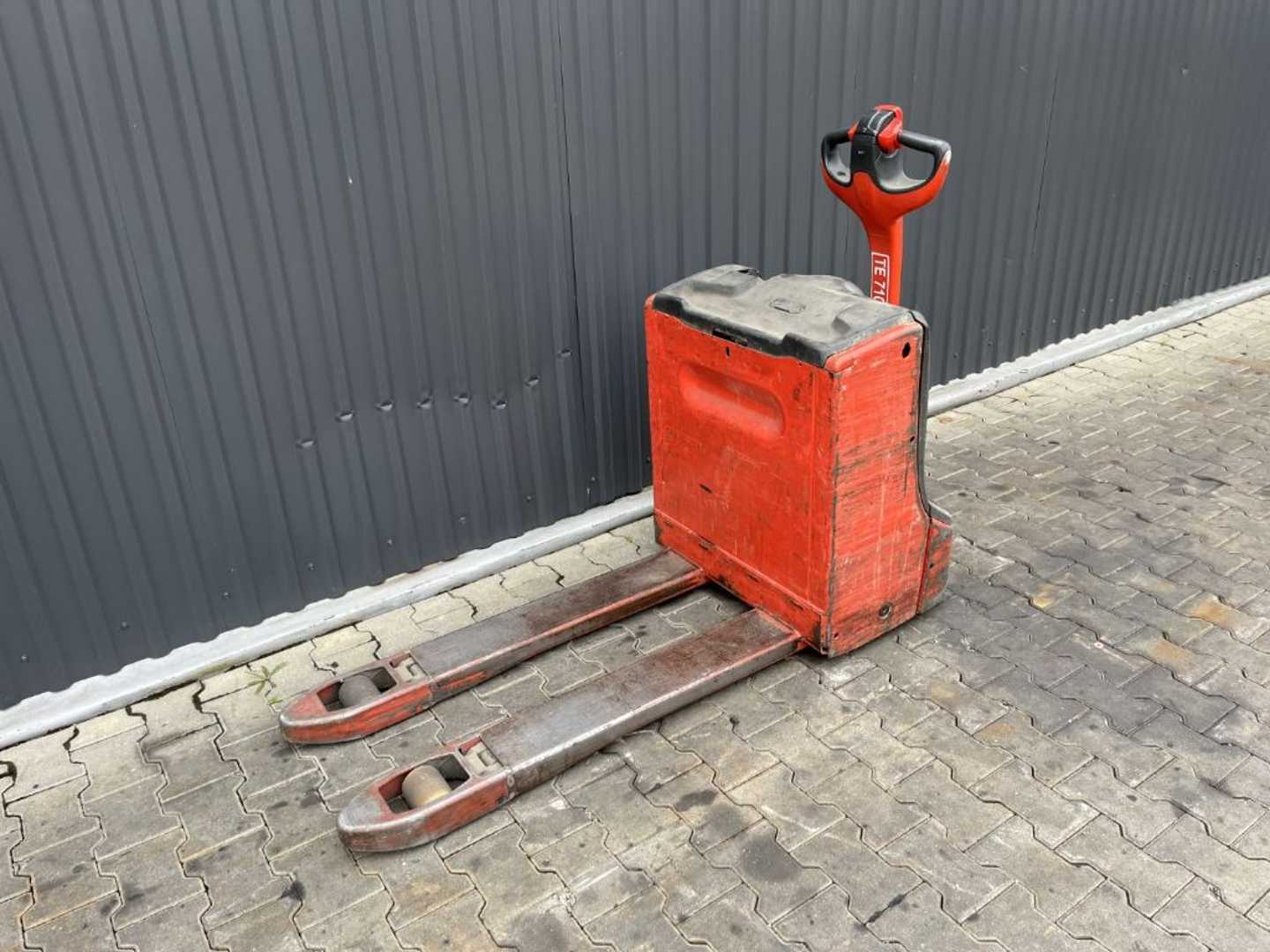 Used Forklift Linde T16 Žemo kėlimo krautuvas su grąžulu (Image 1) Used Forklift Linde T16 Žemo kėlimo krautuvas su grąžulu (Image 1)
