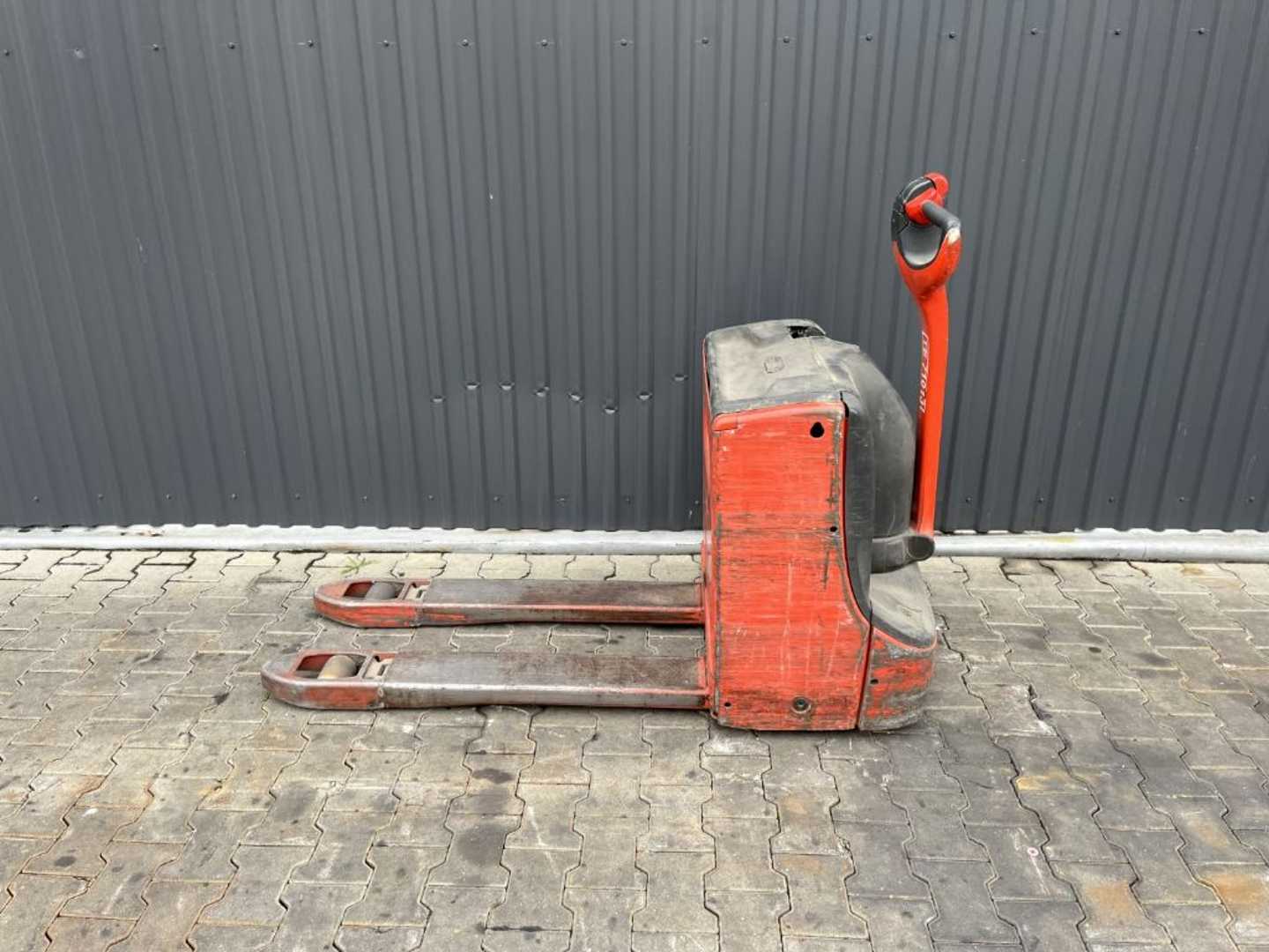 Used Forklift Linde T16 Žemo kėlimo krautuvas su grąžulu (Image 2) Used Forklift Linde T16 Žemo kėlimo krautuvas su grąžulu (Image 2)