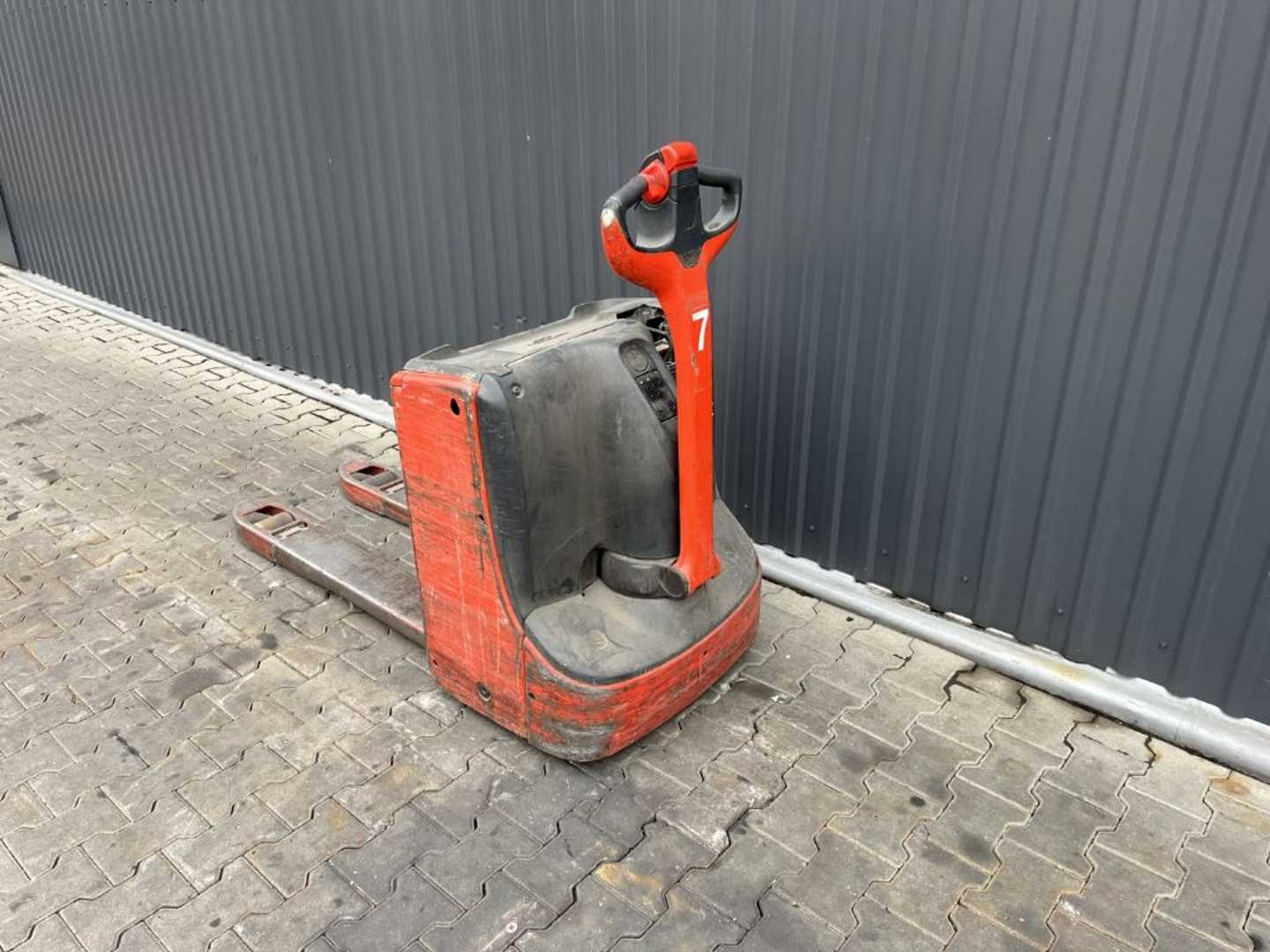 Used Forklift Linde T16 Žemo kėlimo krautuvas su grąžulu (Image 3) Used Forklift Linde T16 Žemo kėlimo krautuvas su grąžulu (Image 3)